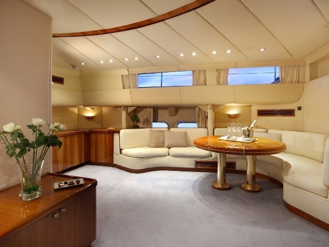 Interior - 2/8