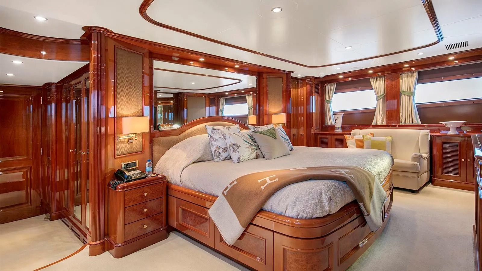 Interior - 3/8