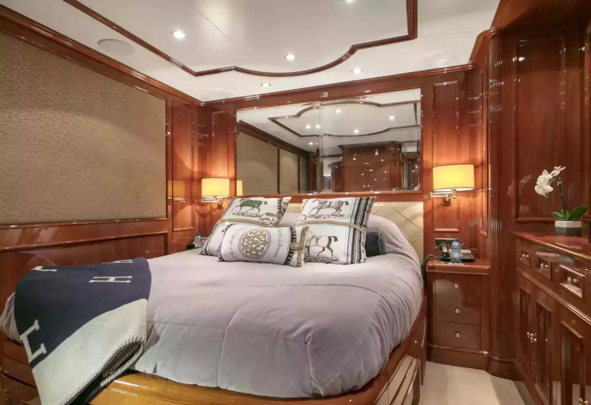 Interior - 5/8