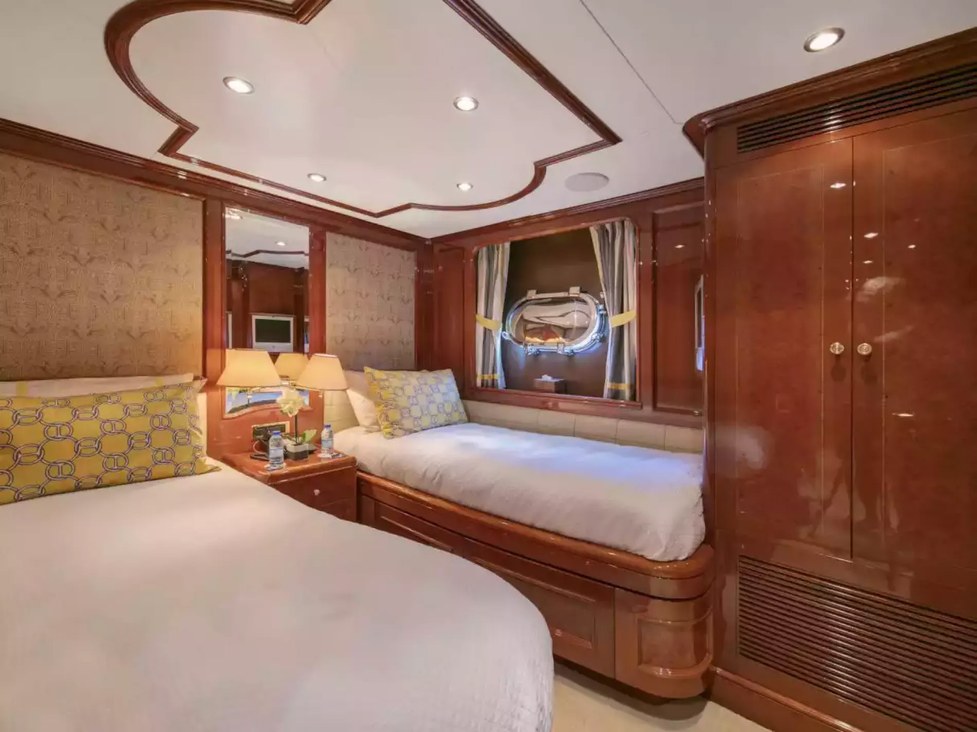 Interior - 7/8