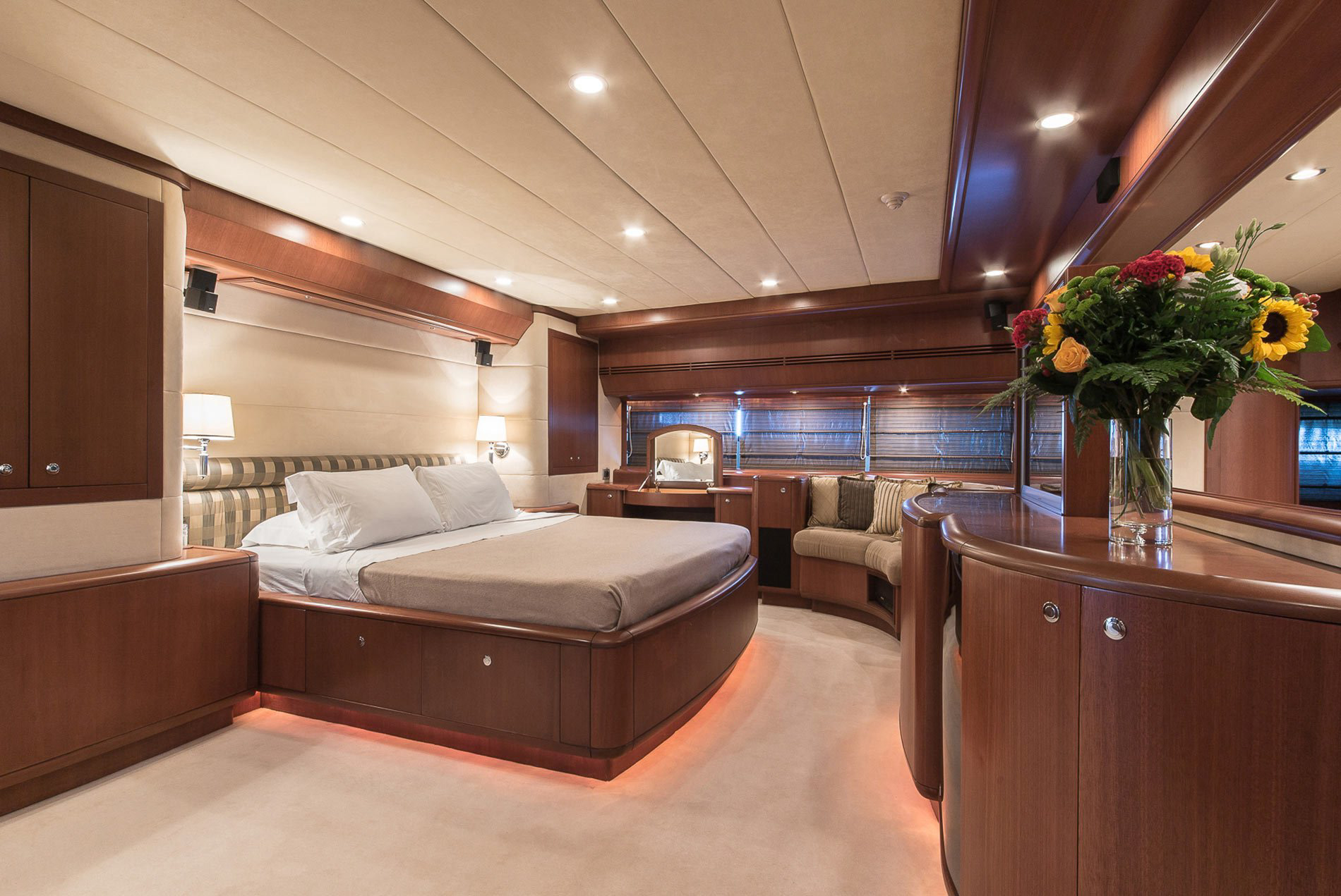 Interior - 2/7