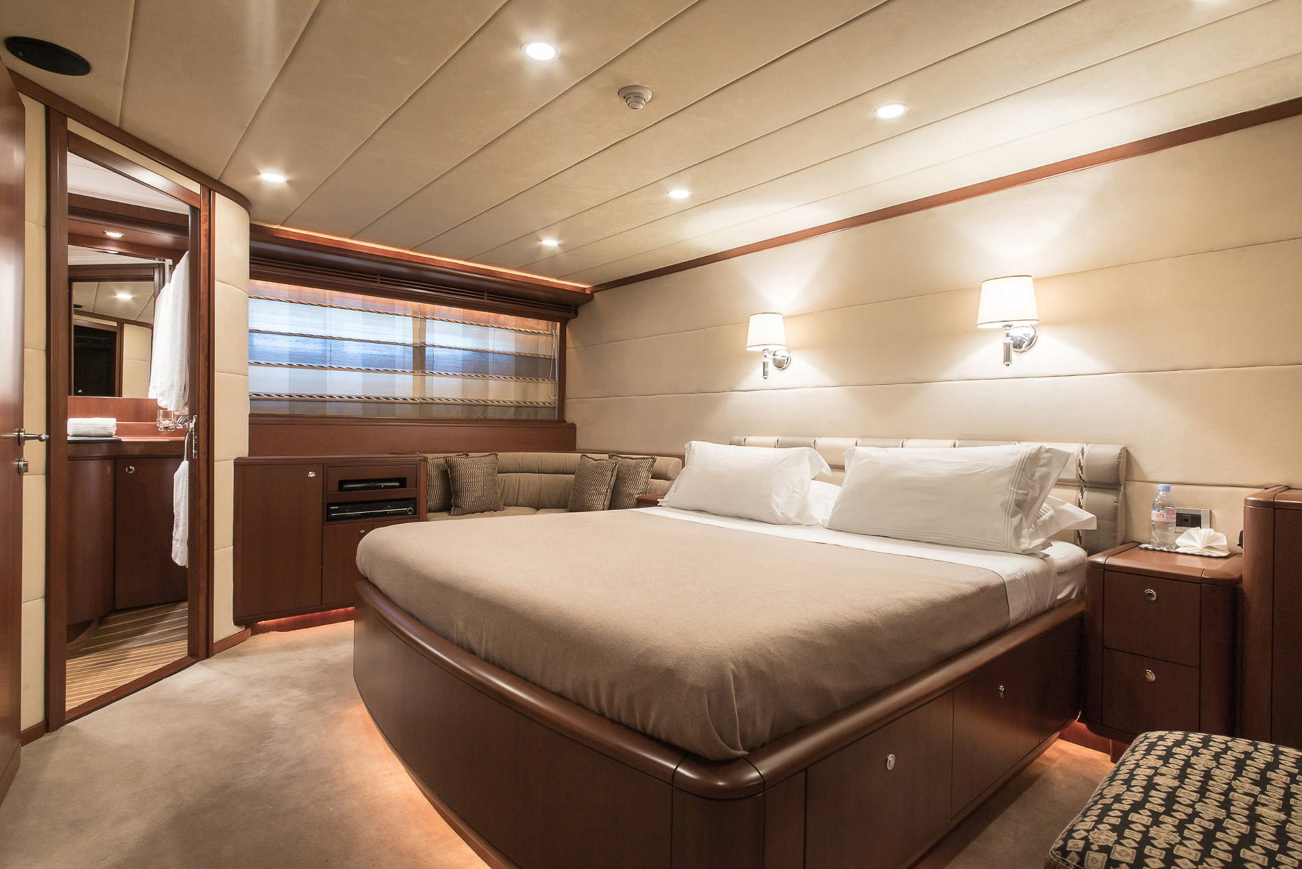 Interior - 3/7