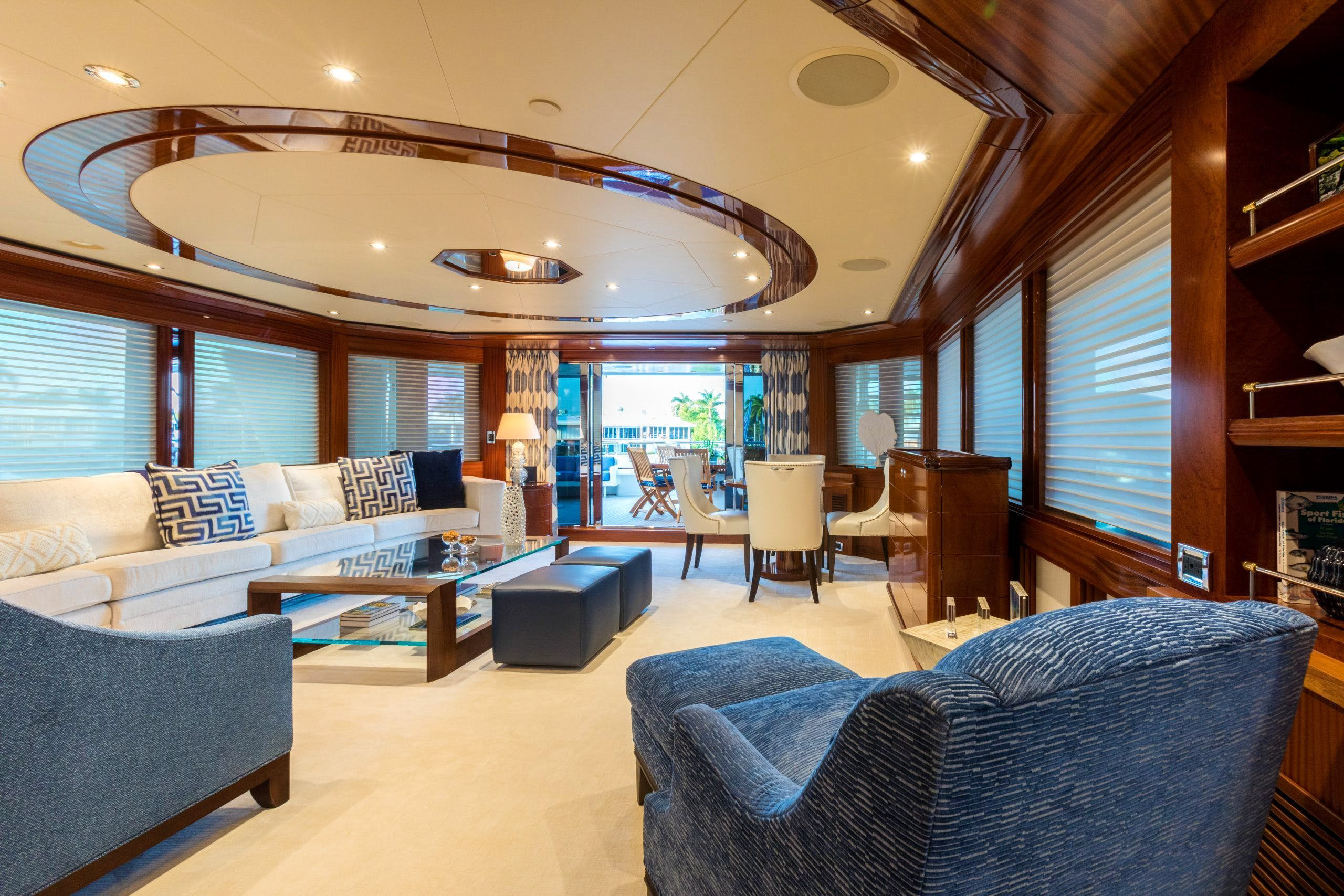 Interior - 0/24