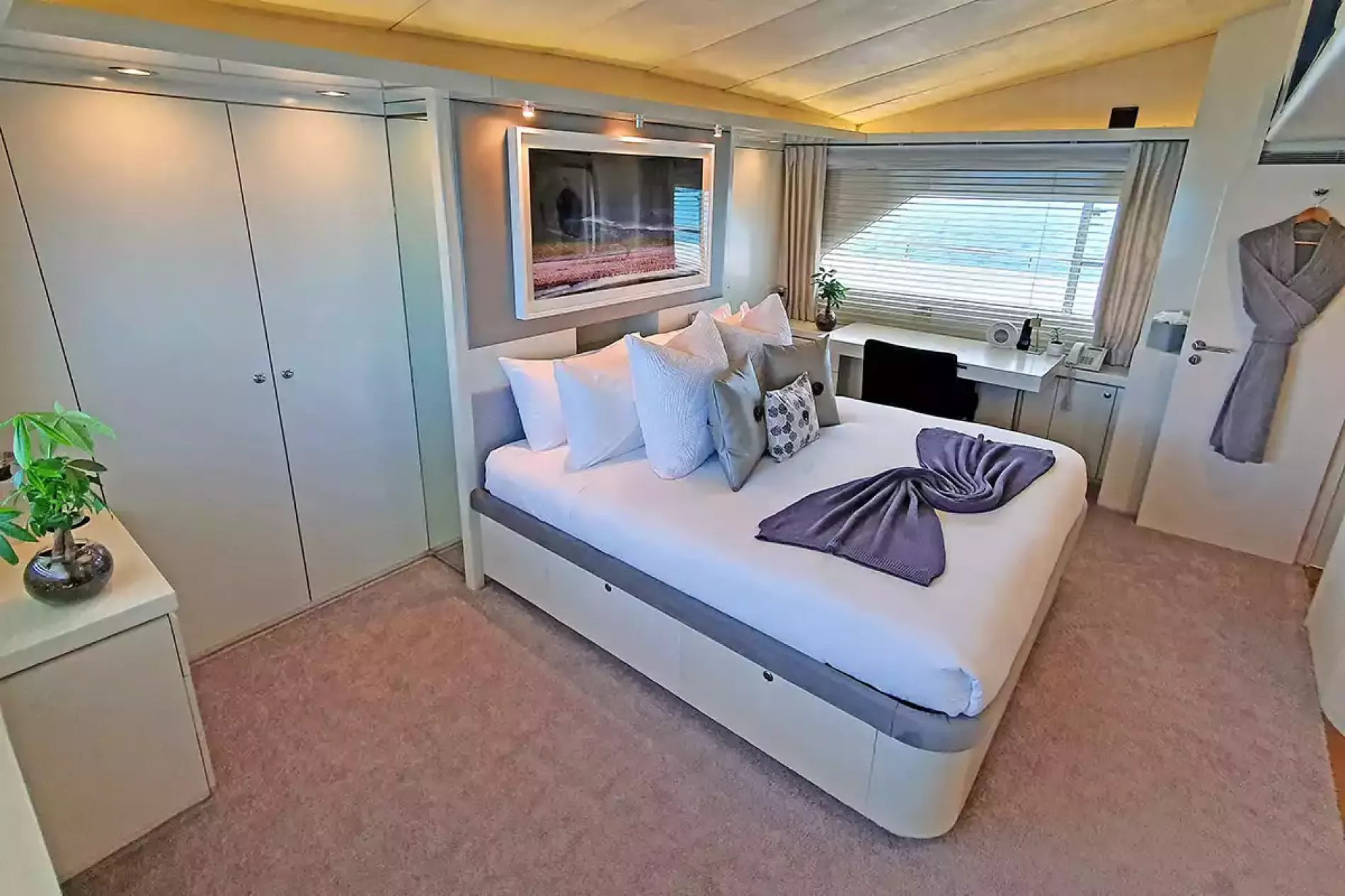Interior - 18/43