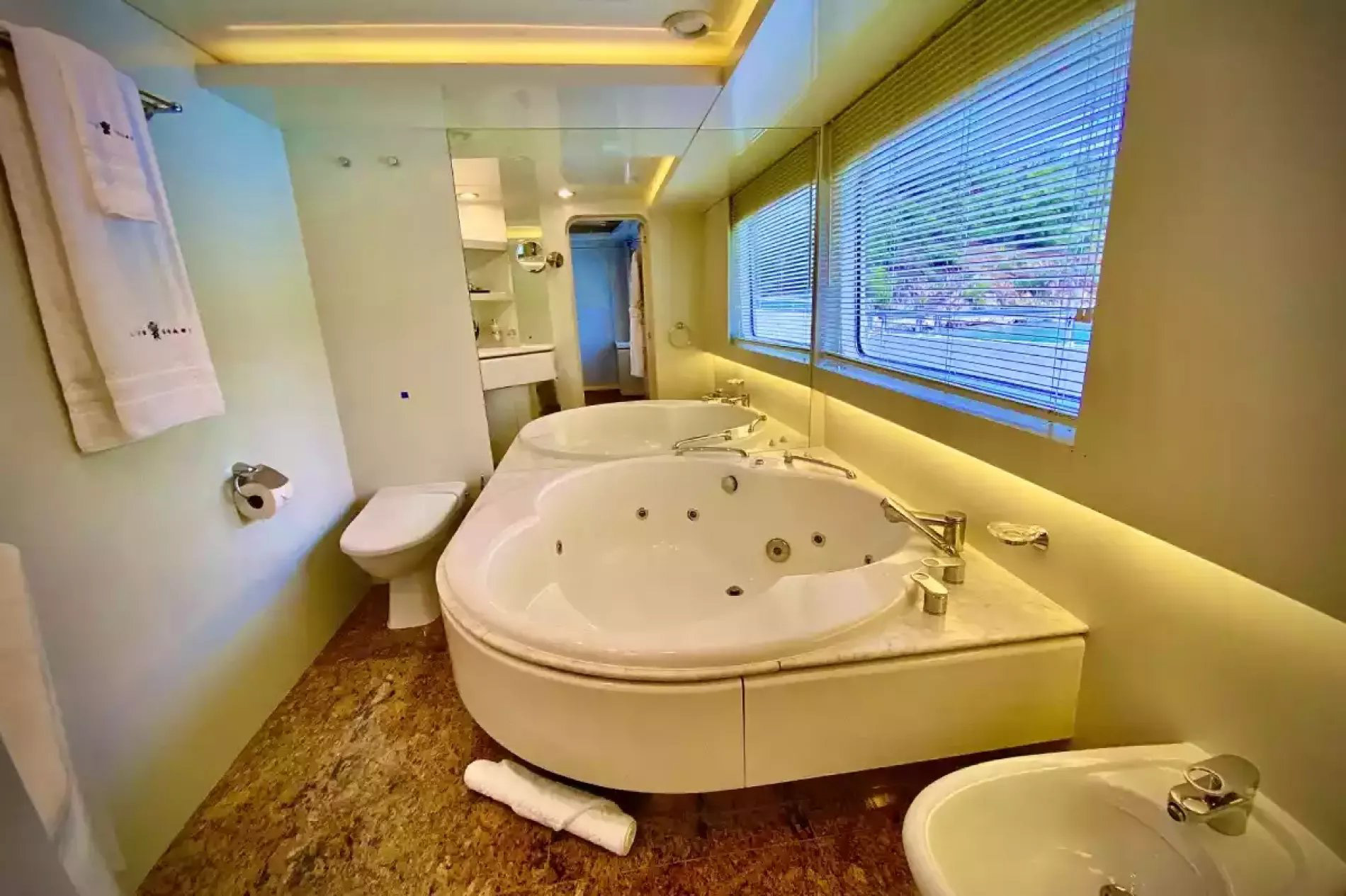 Interior - 32/43