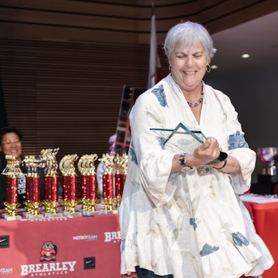 Lorre Snyder receiving the Coach of the Year Award, renamed after her.