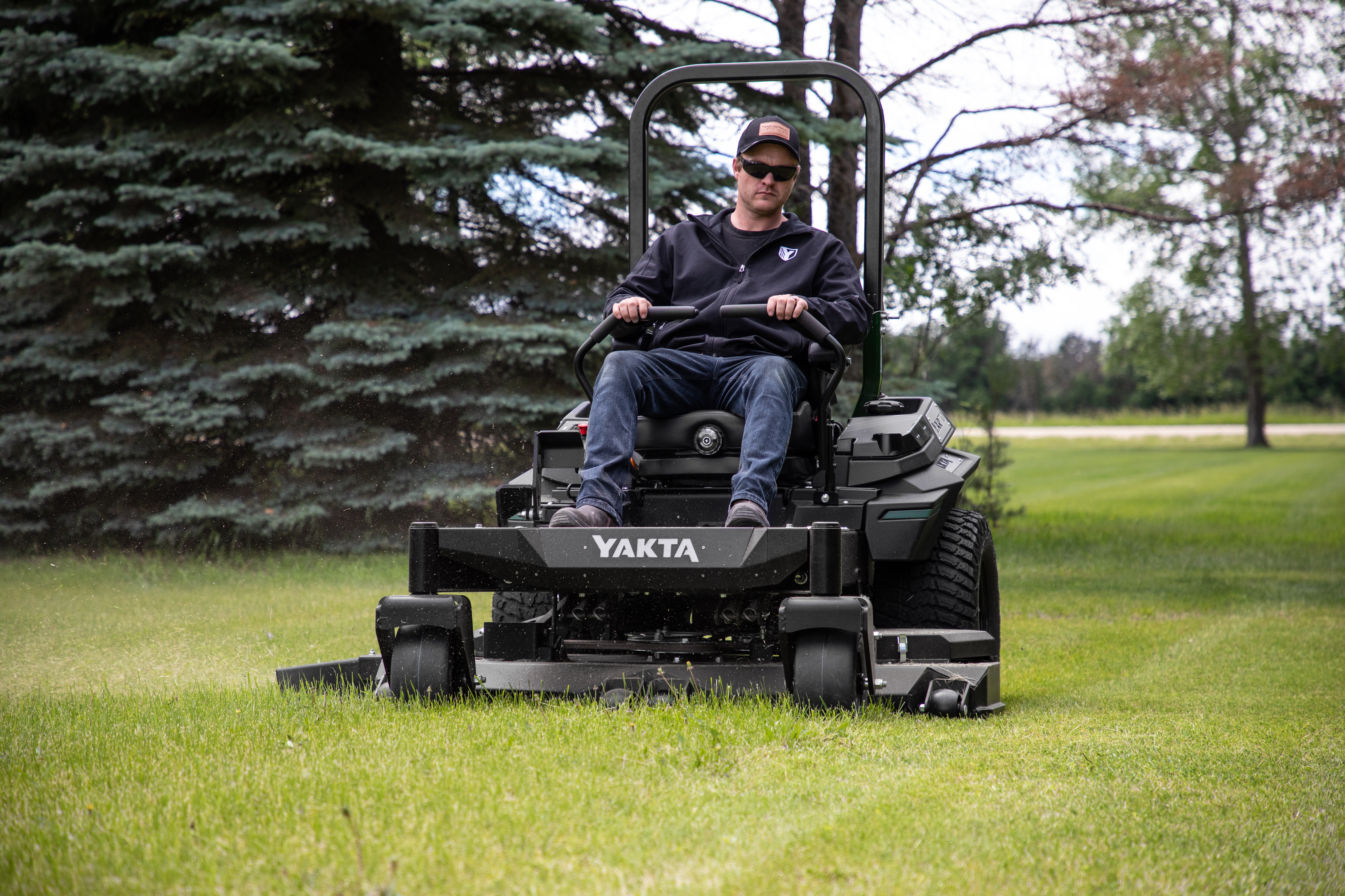 Yakta YXR 710 mowing a lawn