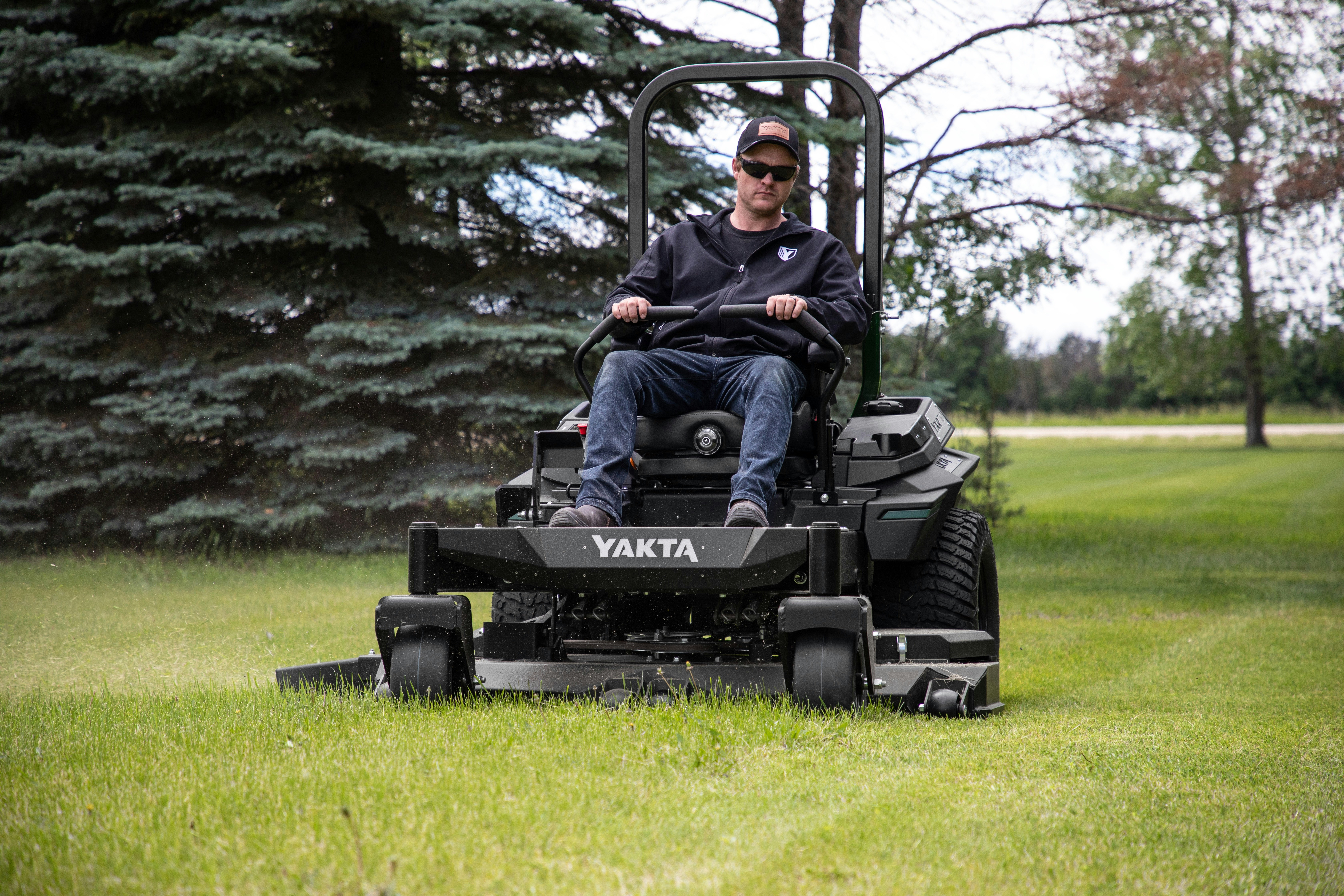 Yakta YXR 710 mowing a lawn