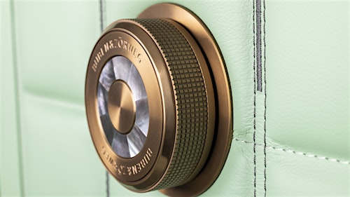 BUBEN&ZORWEG ORION(奥利安)薄荷绿高安全性保险箱上精密设计的铜金表盘锁特写。 — BUBEN&ZORWEG