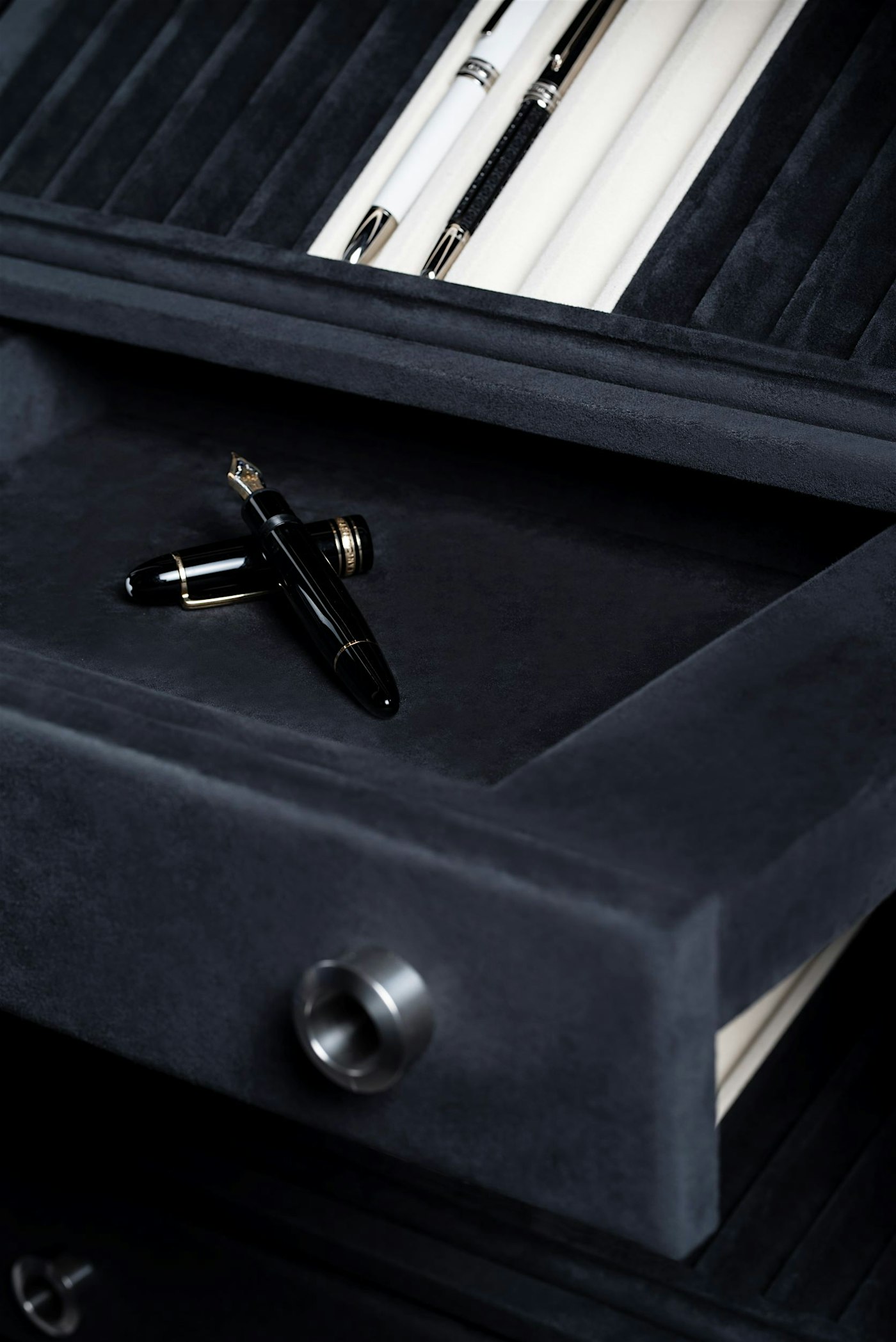 8 plateaux de présentation pivotants pouvant accueillir 16 stylos-plumes chacun — BUBEN&ZORWEG
