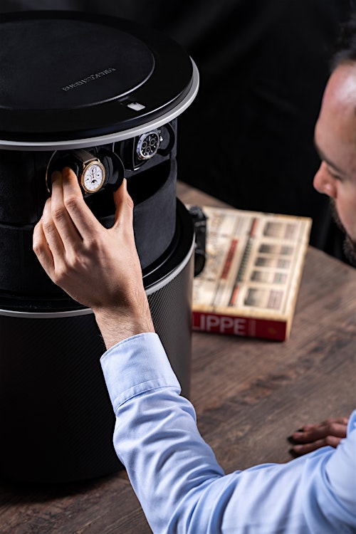 Benutzer platziert Uhr im High-Security Safe „Digital Pioneer“ — BUBEN&ZORWEG