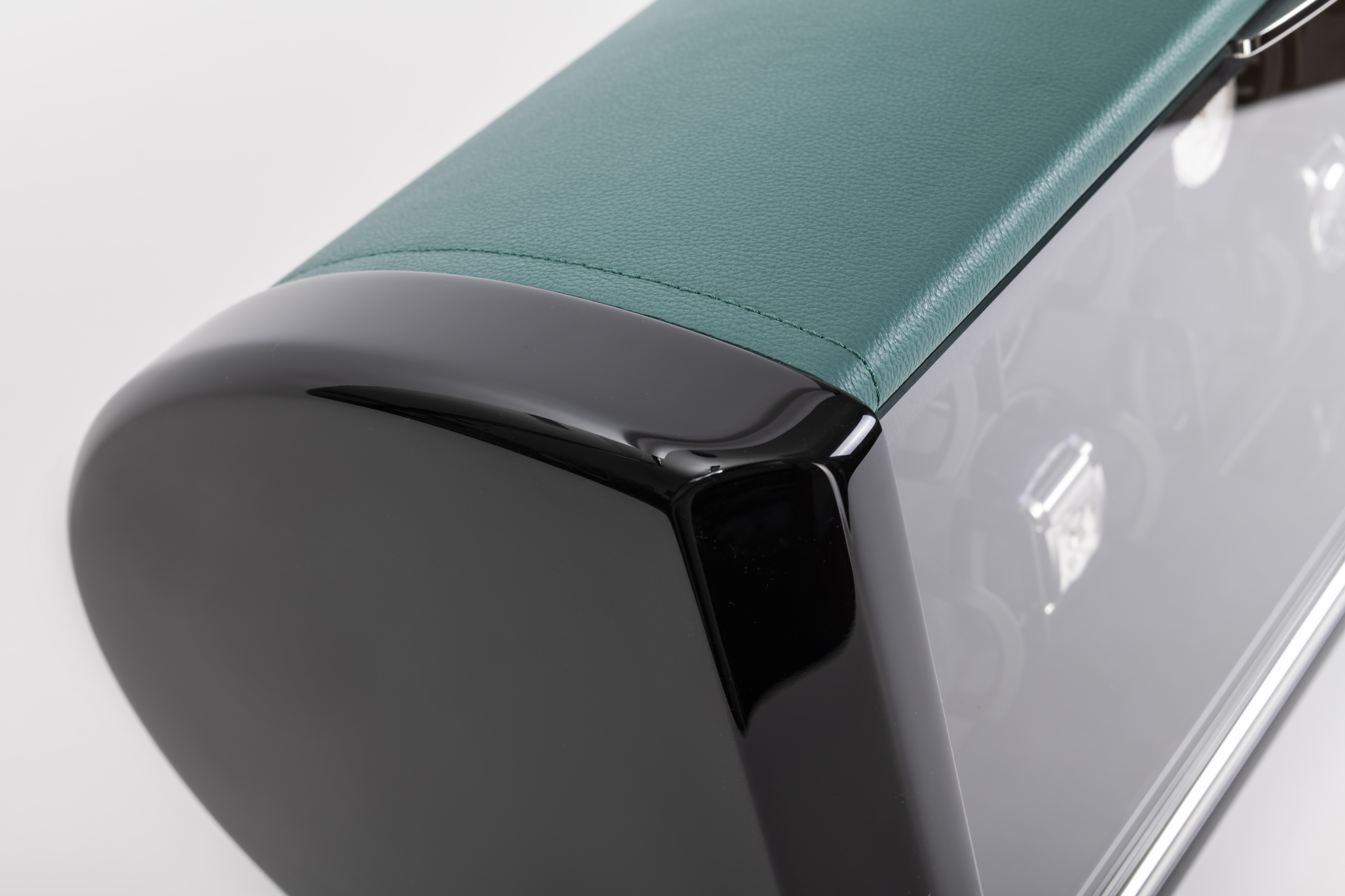 Detail view of SPIRIT Watch Winder with green top cover — BUBEN&ZORWEG