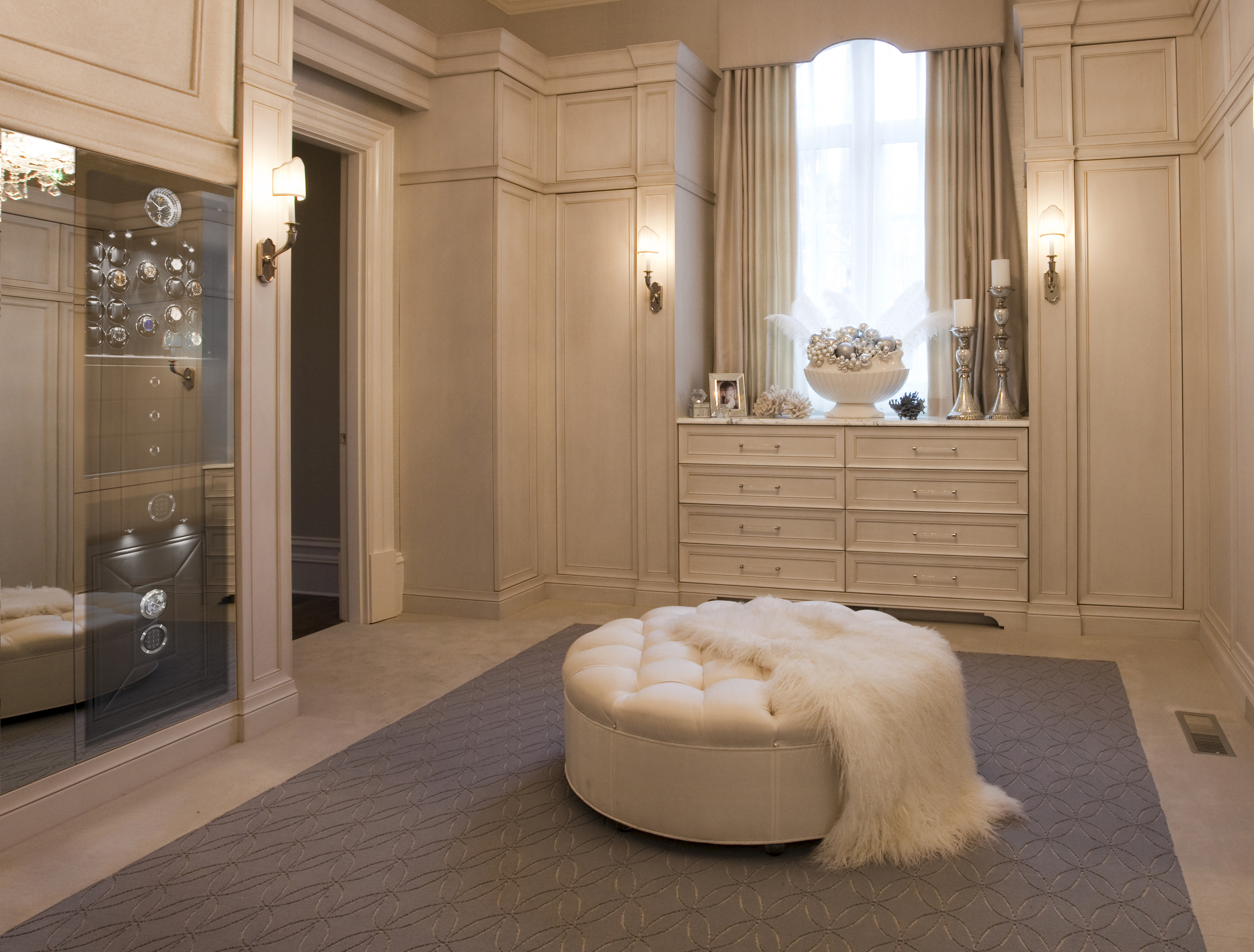 BUBEN&ZORWEG VISION 高安全性保险箱与优雅的更衣室完美结合，配有双向镜面玻璃门和照明内饰。 — BUBEN&ZORWEG