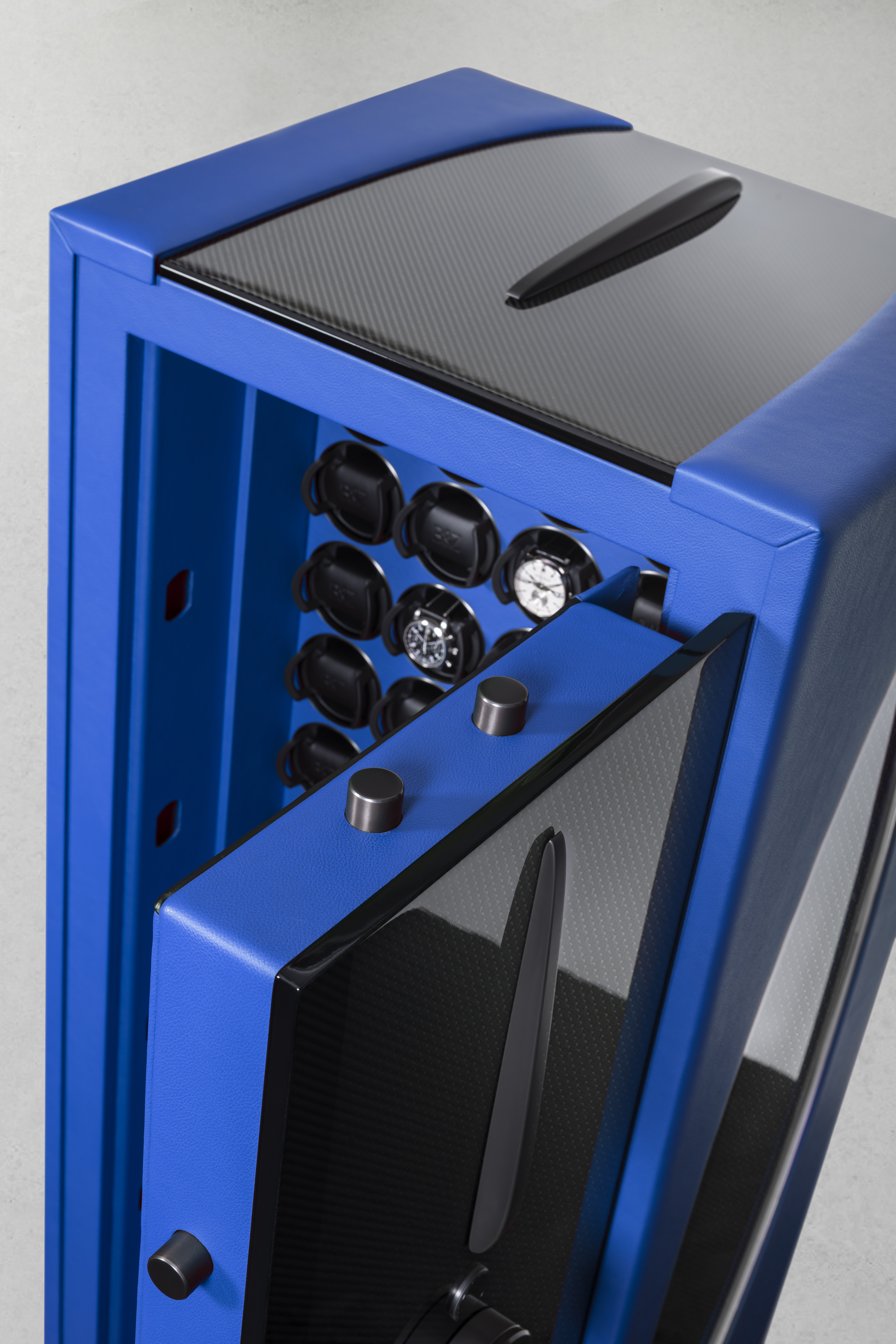 Le coffre-fort de haute sécurité Hyper Track de Buben & Zorweg - avec du cuir bleu Pace, de la fibre de carbone à motif Track et une fabrication de précision pour un luxe et une protection ultimes. — BUBEN&ZORWEG