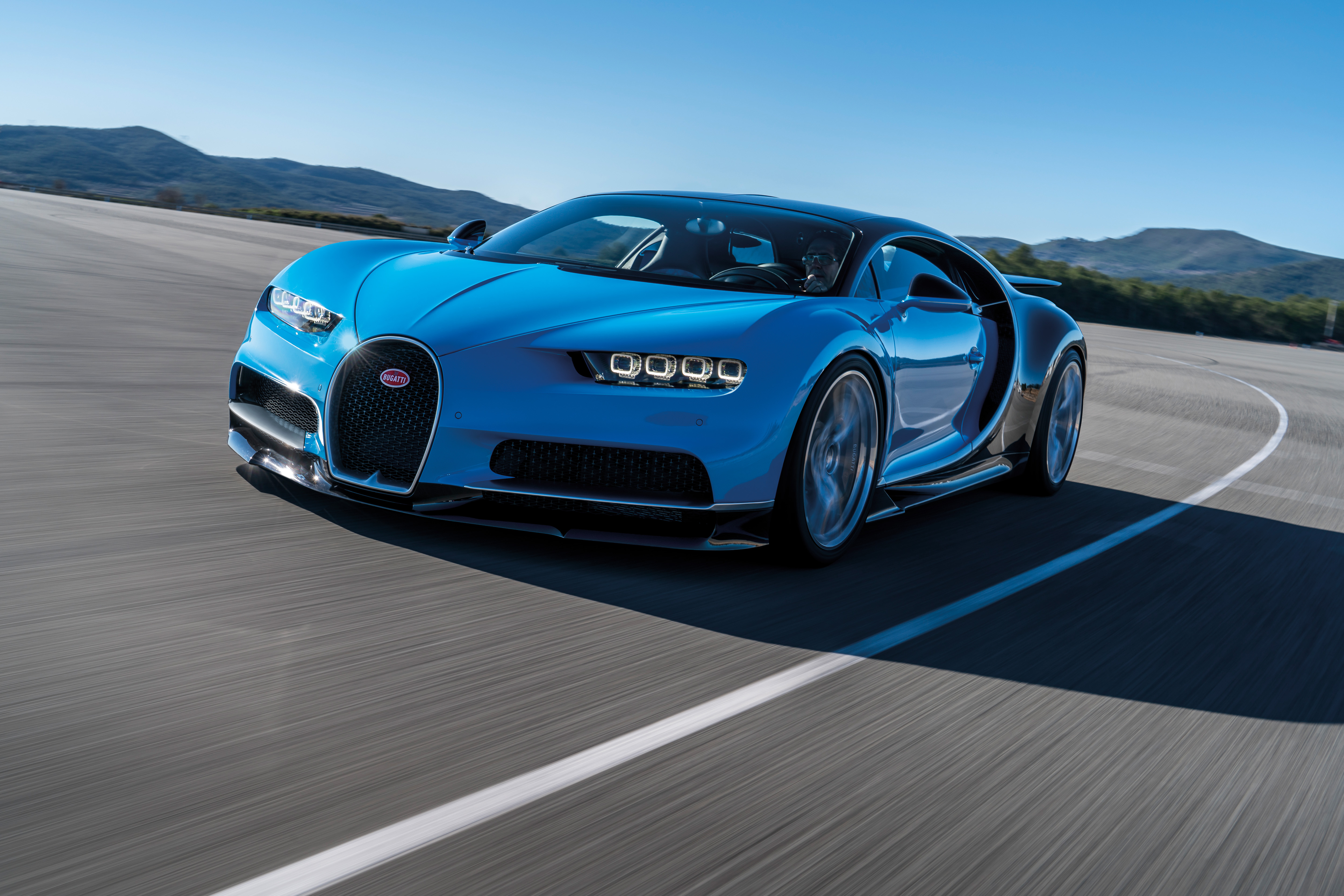 La Bugatti Chiron, dans sa livrée emblématique French Racing Blue, est un symbole de vitesse, d'innovation et d'excellence inégalée en matière de design. — BUBEN&ZORWEG