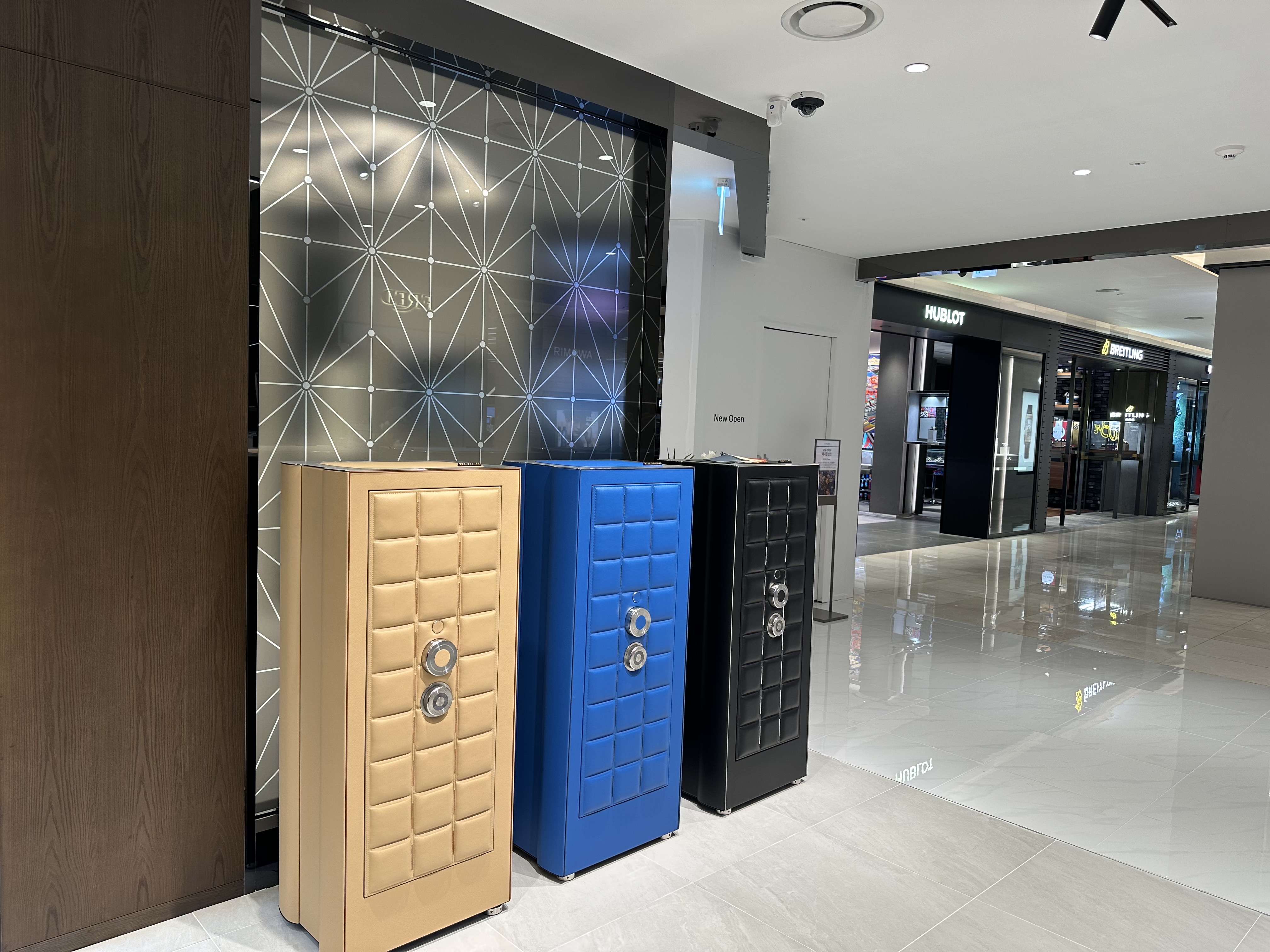 BUBEN&ZORWEG luxury safes in beige, blue, and black — BUBEN&ZORWEG