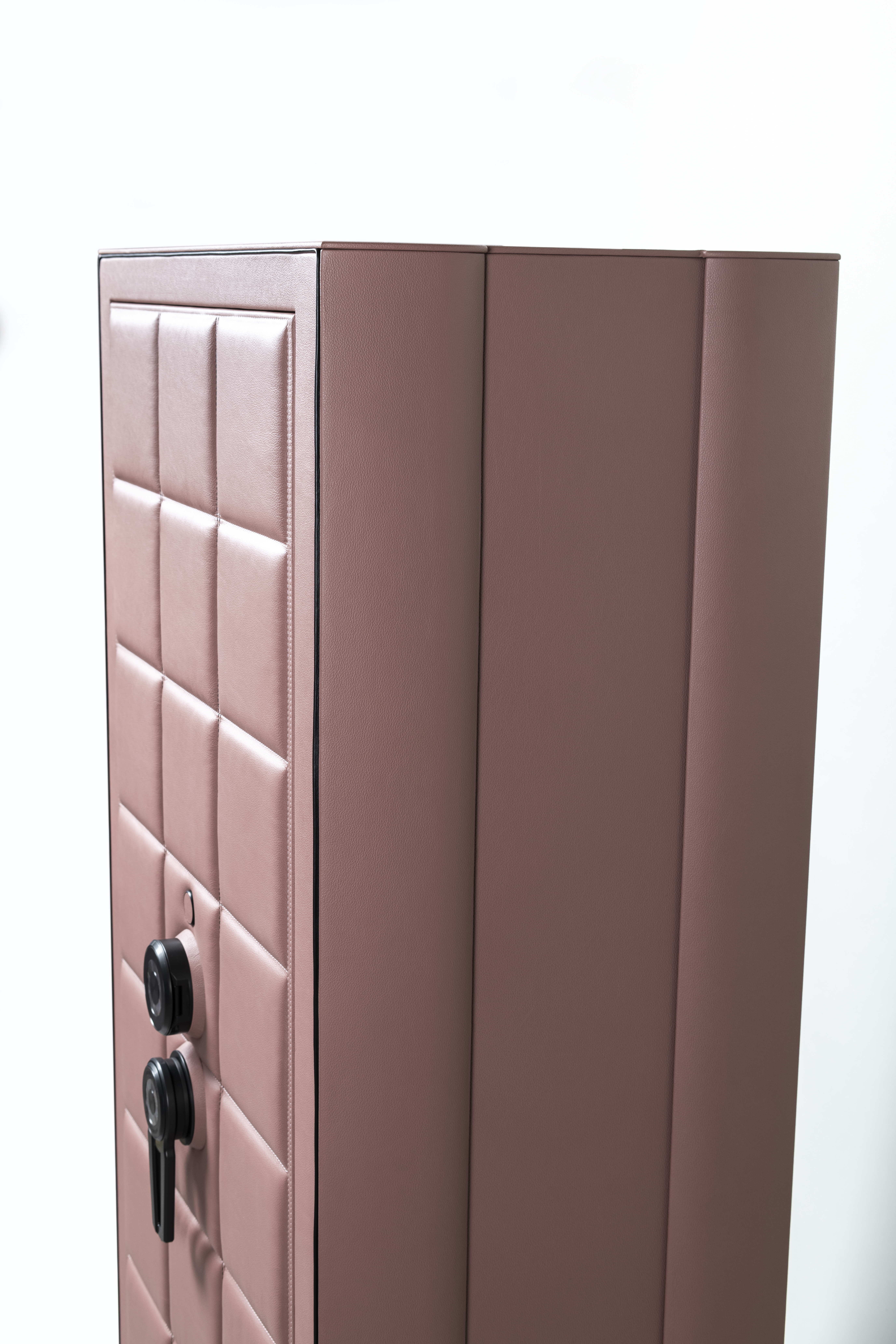 深紫色猎户座XXL Plus高安全保险箱的侧面视图，展示皮革细节。 — BUBEN&ZORWEG