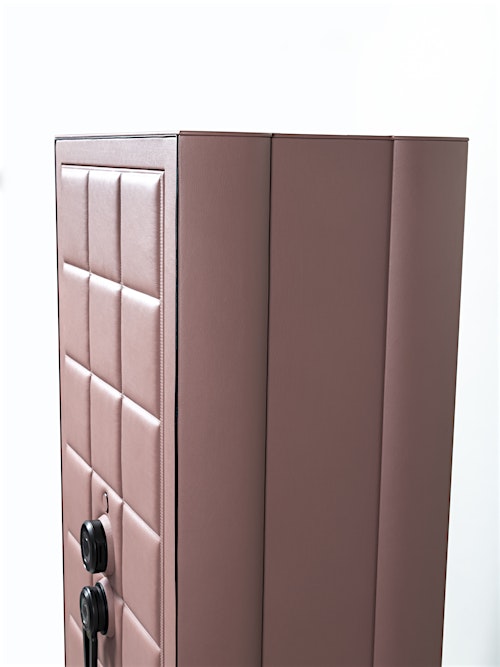 Vista lateral de la caja fuerte de alta seguridad Deep Mauve Orion XXL Plus con detalles en cuero. — BUBEN&ZORWEG