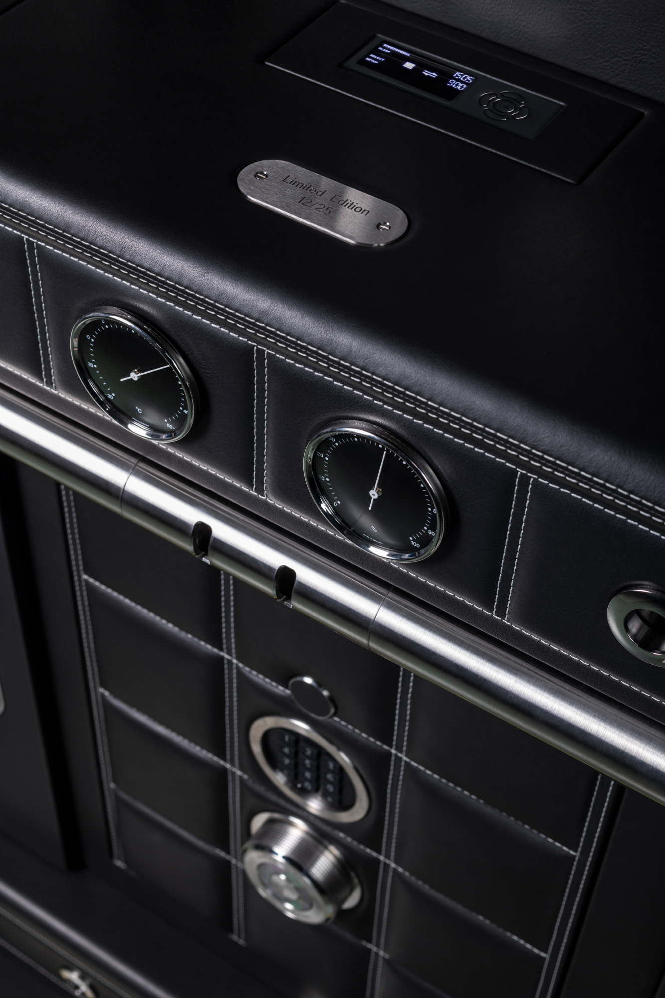 エレガントなレザートリム、統合されたダイヤル、そして細心のクラフツマンシップを象徴する安全なロック機構を備えたソリティアモデルをご覧ください。 — BUBEN&ZORWEG