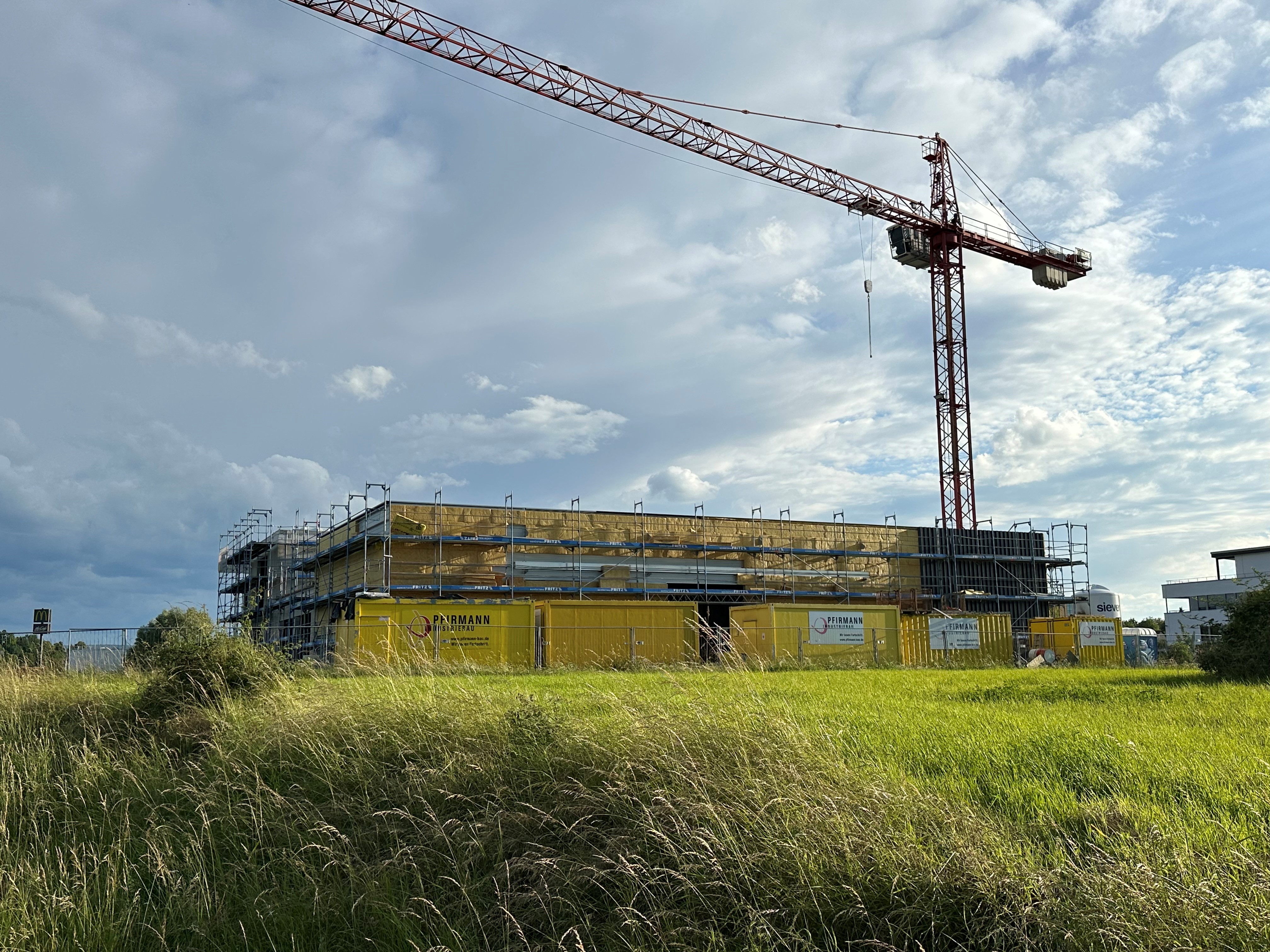 Building site with crane and yellow containers — BUBEN&ZORWEG