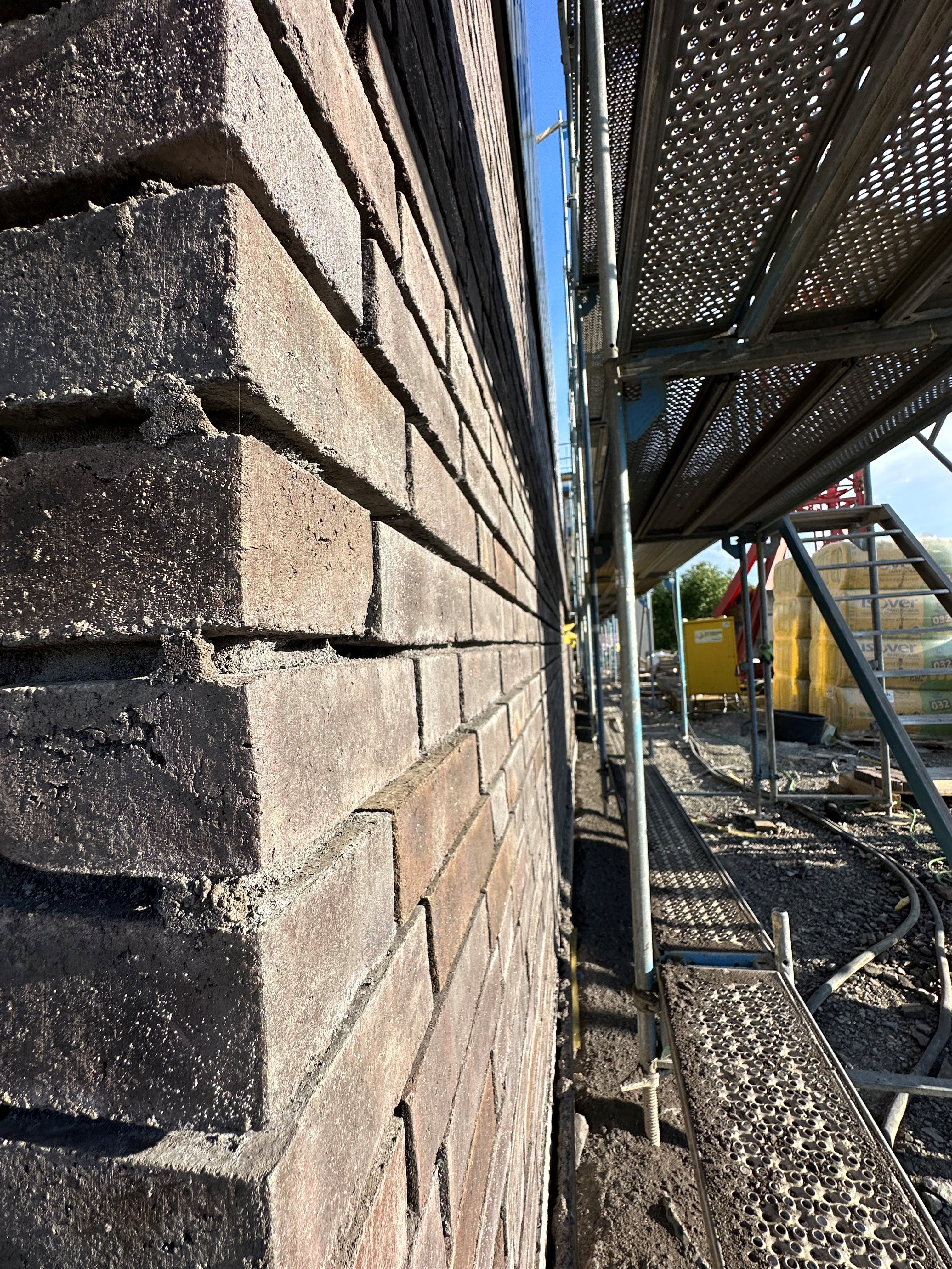 Brick wall under scaffolding — BUBEN&ZORWEG