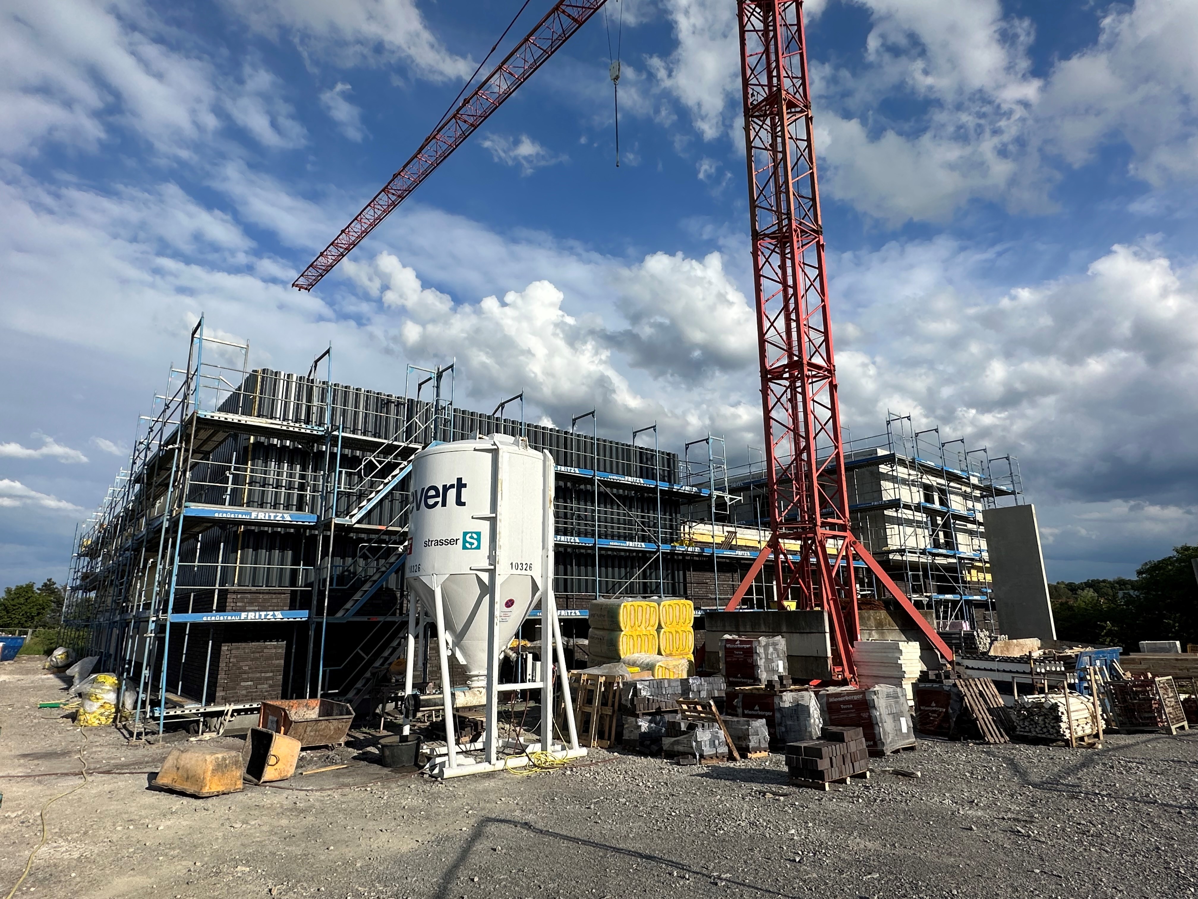 Construction site with crane and scaffolding — BUBEN&ZORWEG