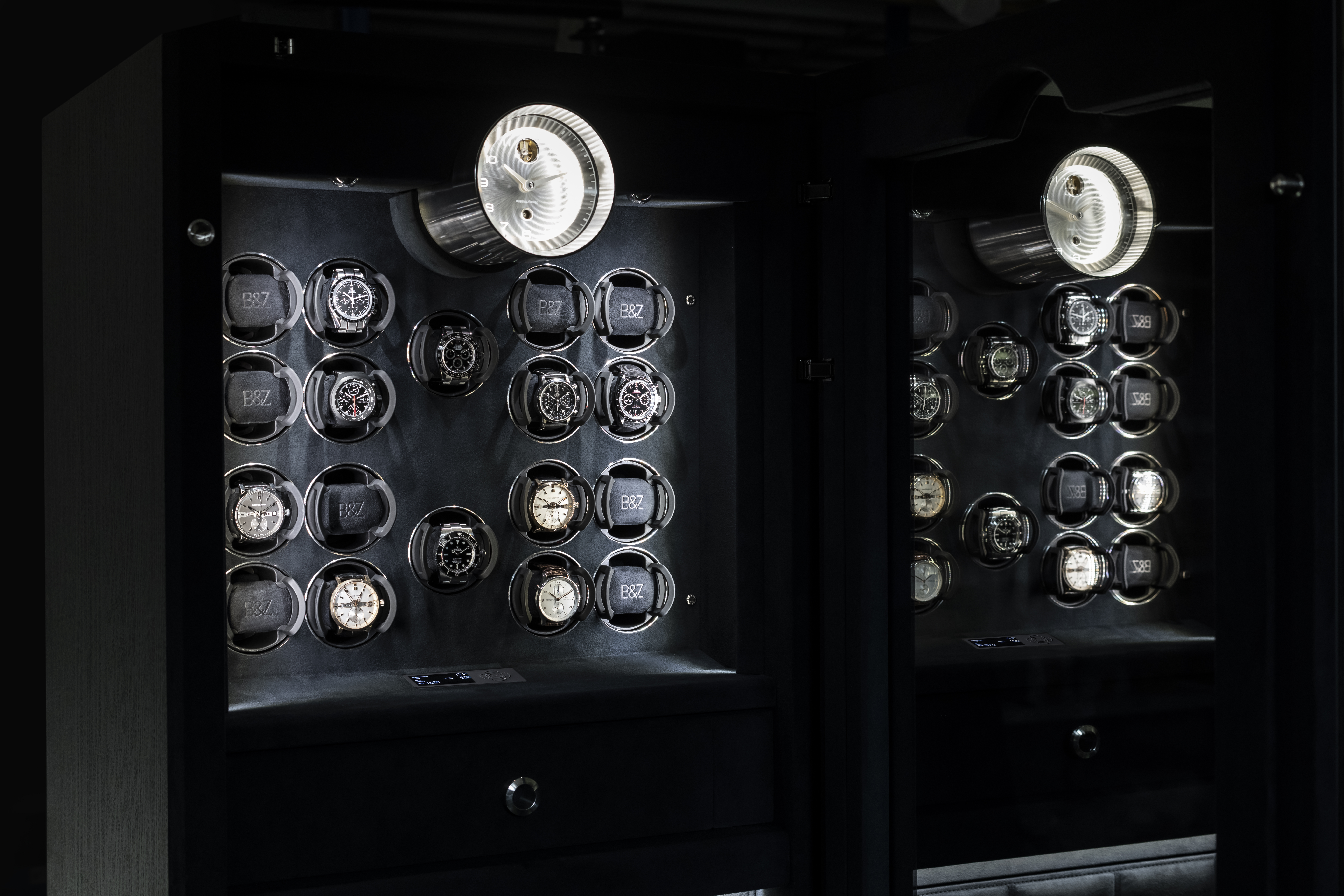 BUBEN&ZORWEG VISION 高安全性保险箱内部特写，设有多个手表上发条器和签名时钟。 — BUBEN&ZORWEG