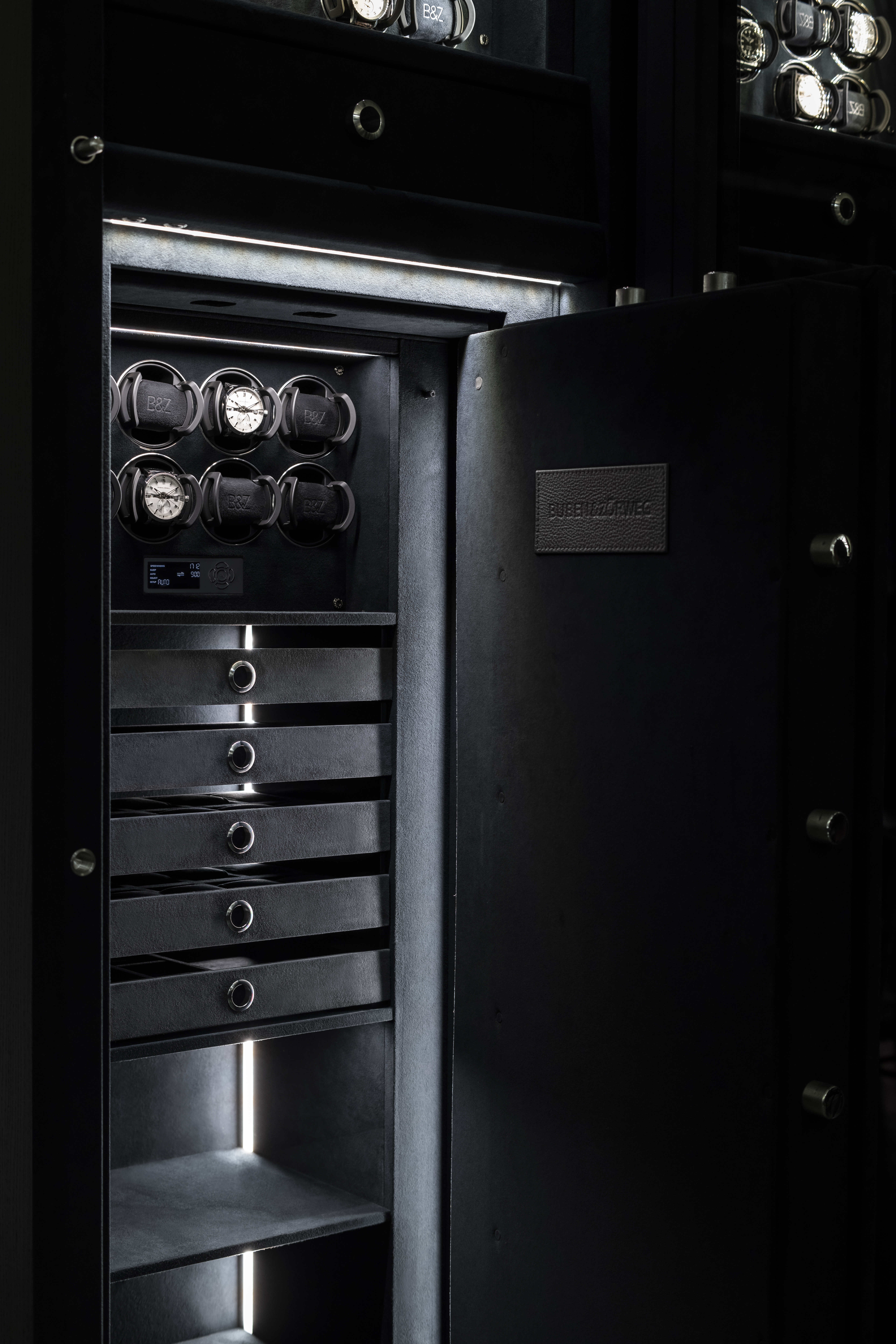 开放式 BUBEN&ZORWEG VISION 高安全性保险箱，配有手表上发条器和多个储物抽屉。 — BUBEN&ZORWEG