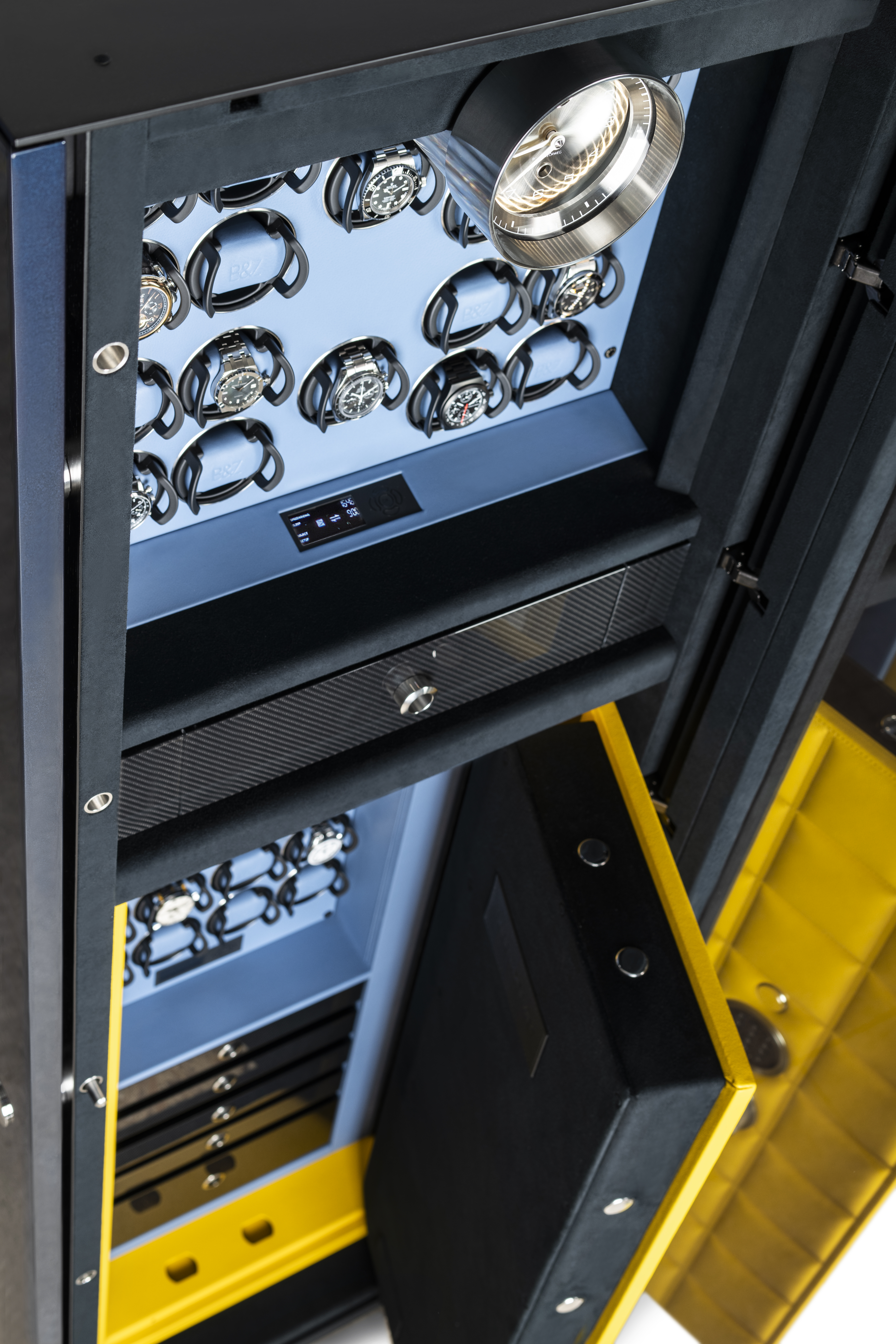 BUBEN&ZORWEG VISION Style Edition 高安全性保险箱内部特写，配有可定制的蓝色漆面 TIME MOVER® 上板和鲜艳的黄色绗缝内门板。 — BUBEN&ZORWEG