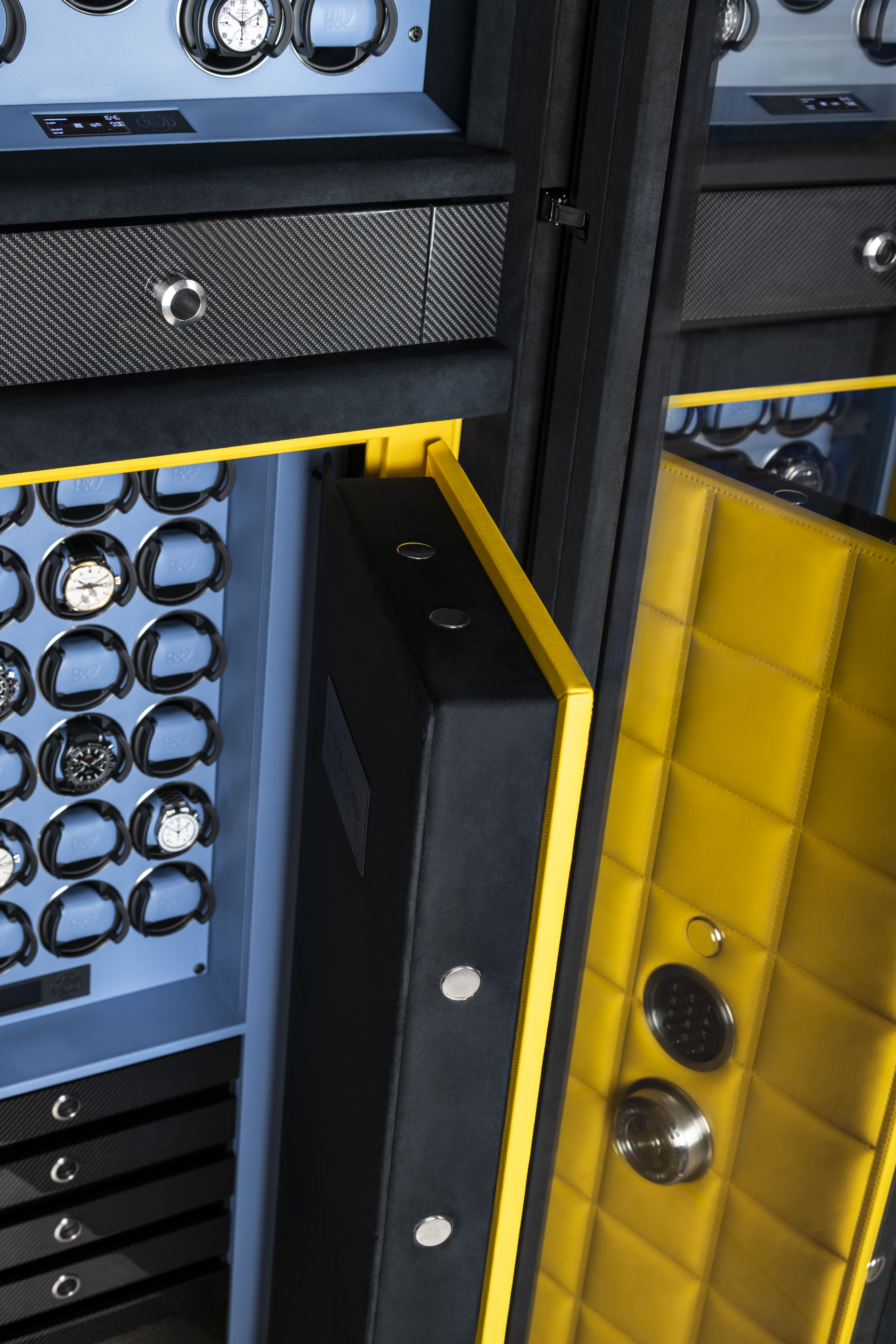 BUBEN&ZORWEG VISION Style Edition 高安全性保险箱的细节图，保险箱上部为蓝色漆面的 TIME MOVER® 板，内门面板为鲜艳的黄色绗缝。 — BUBEN&ZORWEG
