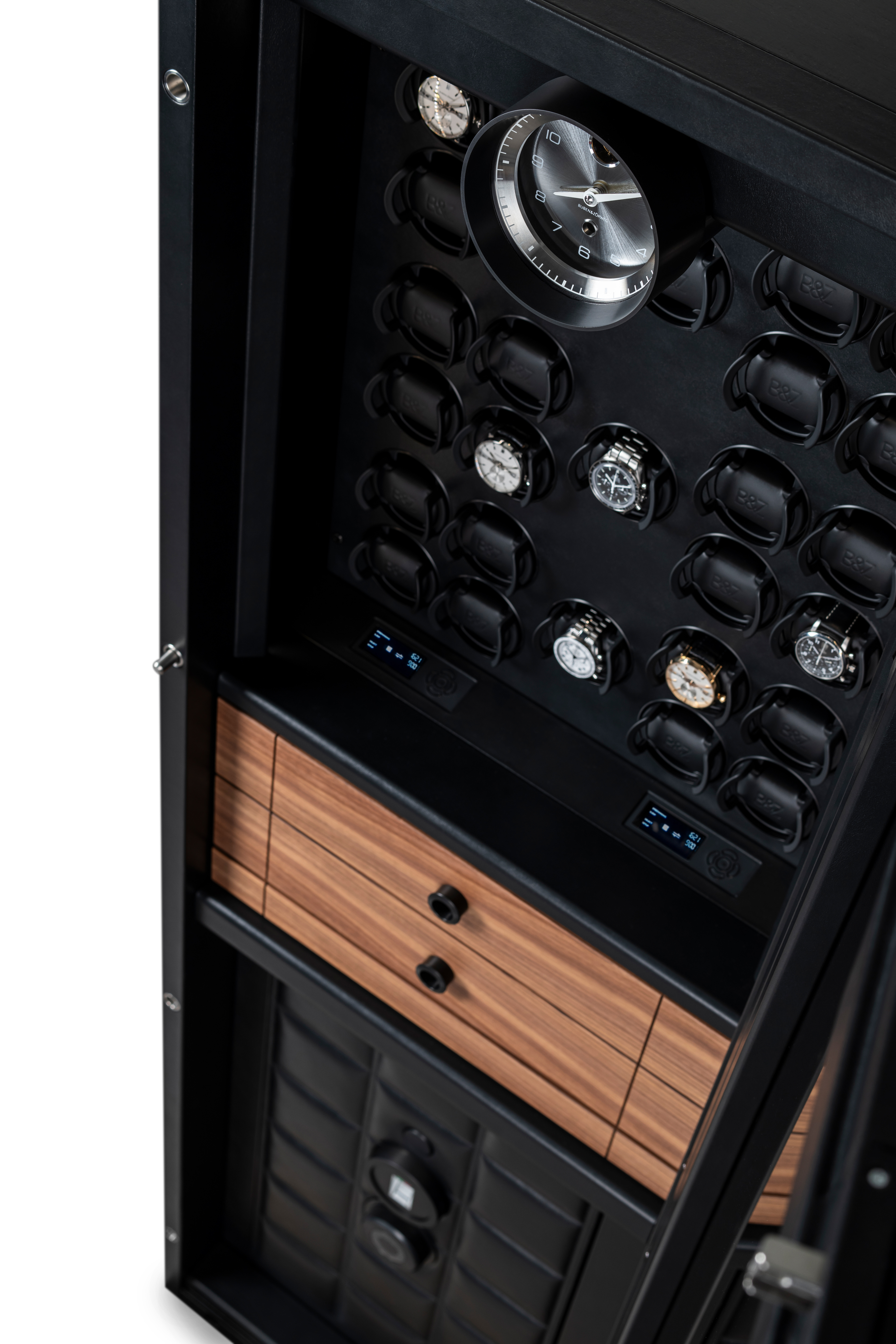 打开 BUBEN&ZORWEG VISION 高安全性保险箱，内部装有照明灯，展示了手表上发条器、签名时钟和优雅的木质储物抽屉。 — BUBEN&ZORWEG