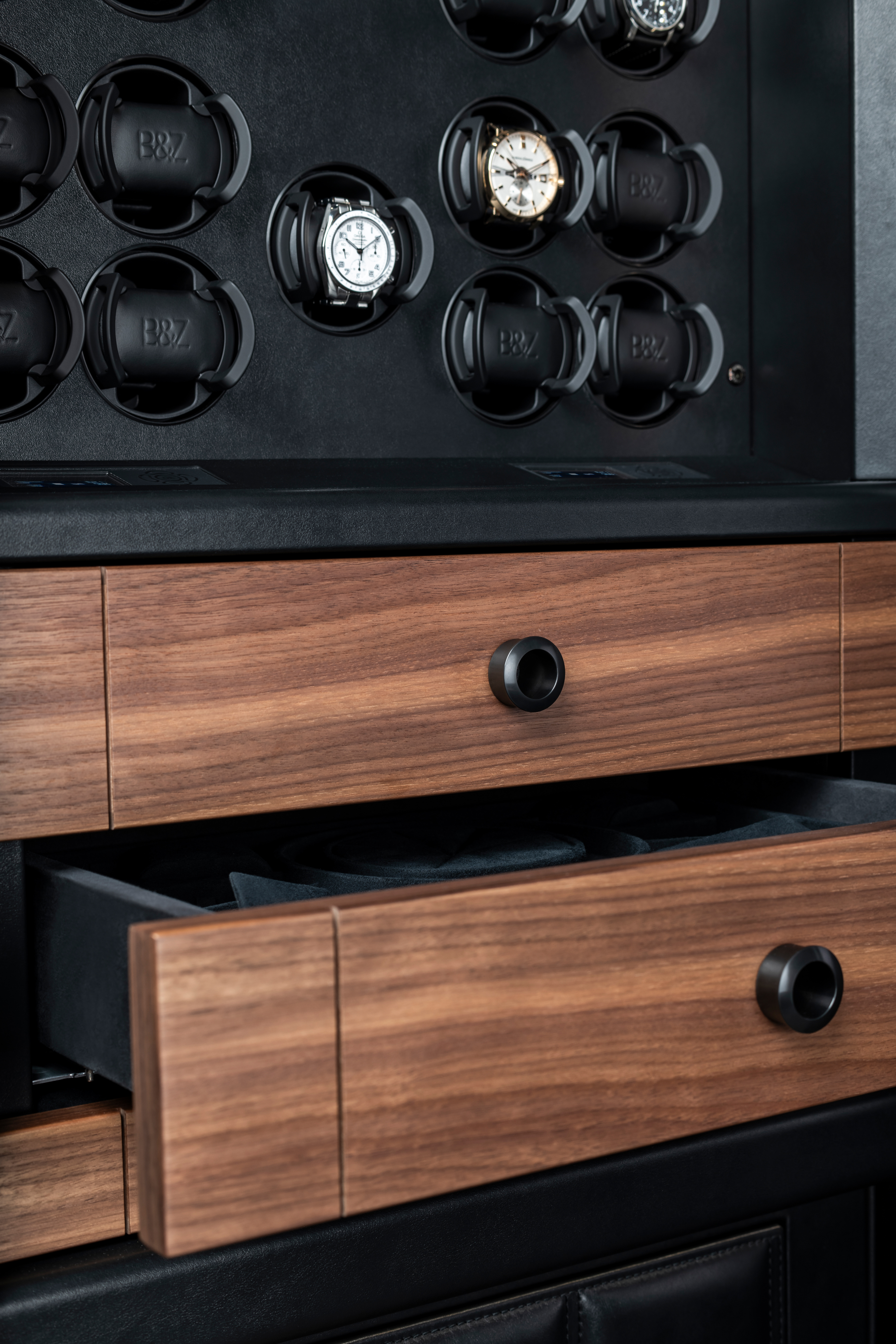 BUBEN&ZORWEG VISION 高安全性保险箱内优雅的木质抽屉和手表上发条器特写。 — BUBEN&ZORWEG
