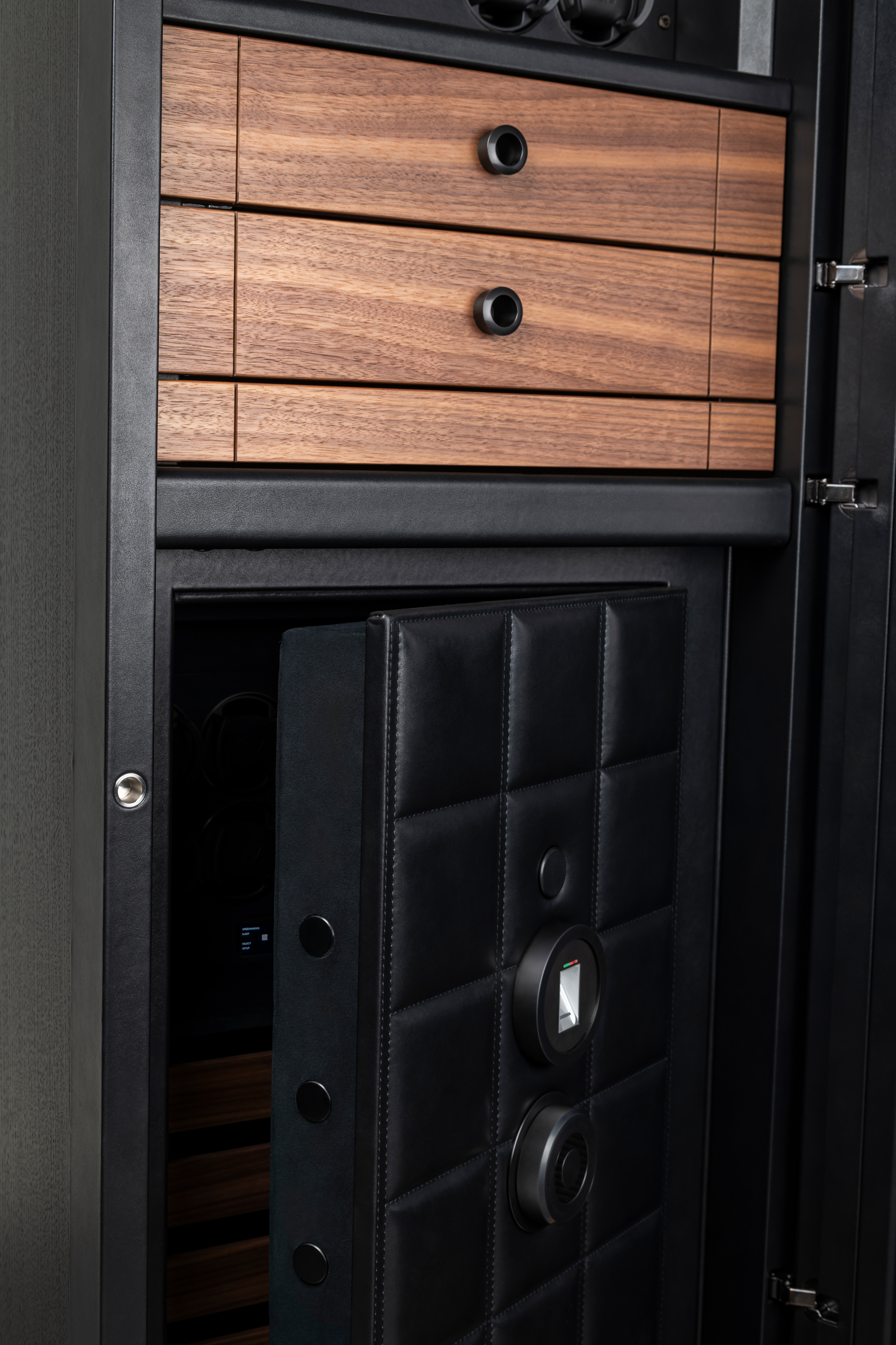BUBEN&ZORWEG VISION 高安全性保险箱的木质抽屉和部分打开的绗缝内门板特写。 — BUBEN&ZORWEG