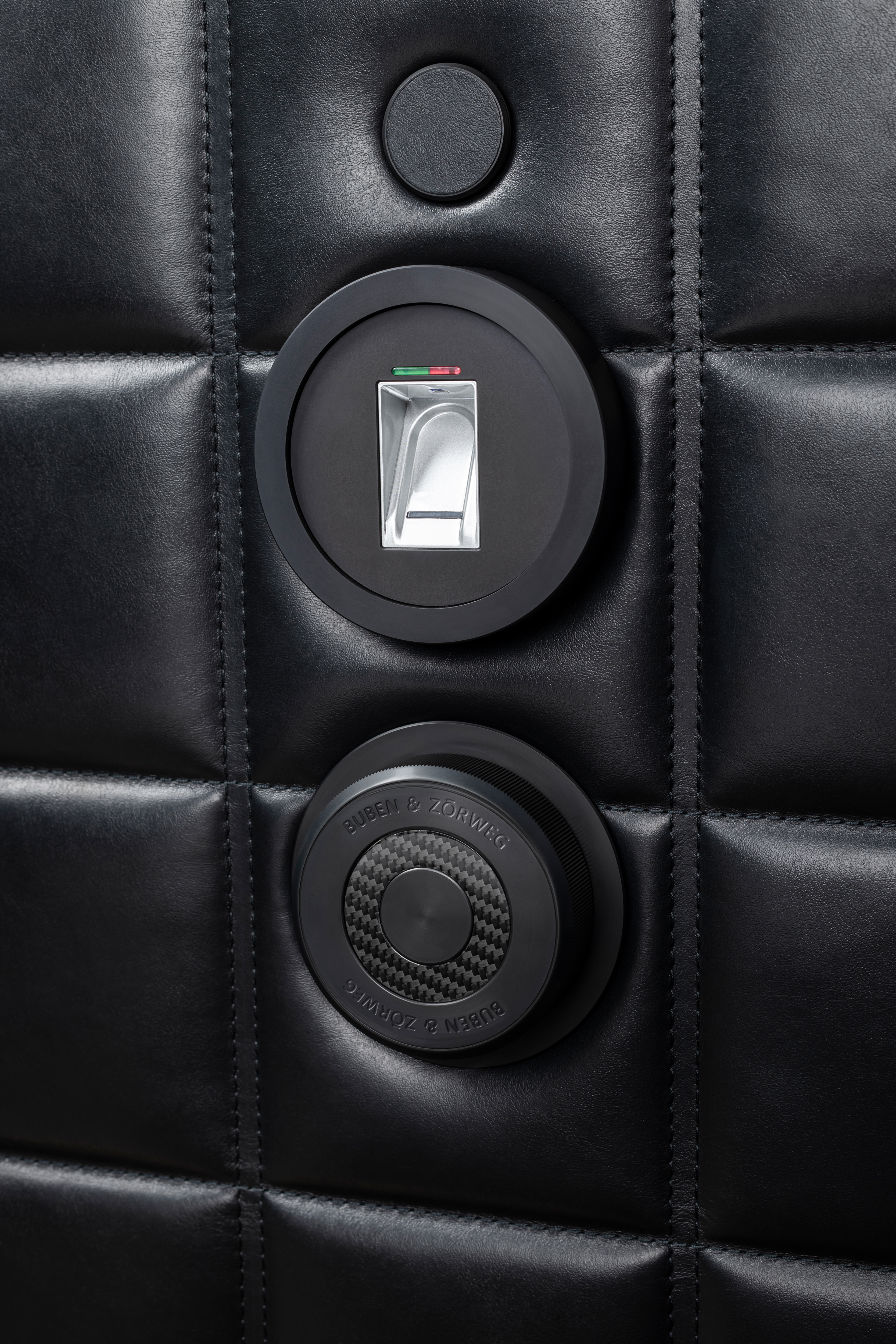 BUBEN&ZORWEG VISION 高安全性保险箱绗缝内门板上带有指纹扫描仪的高安全性锁定装置特写。 — BUBEN&ZORWEG