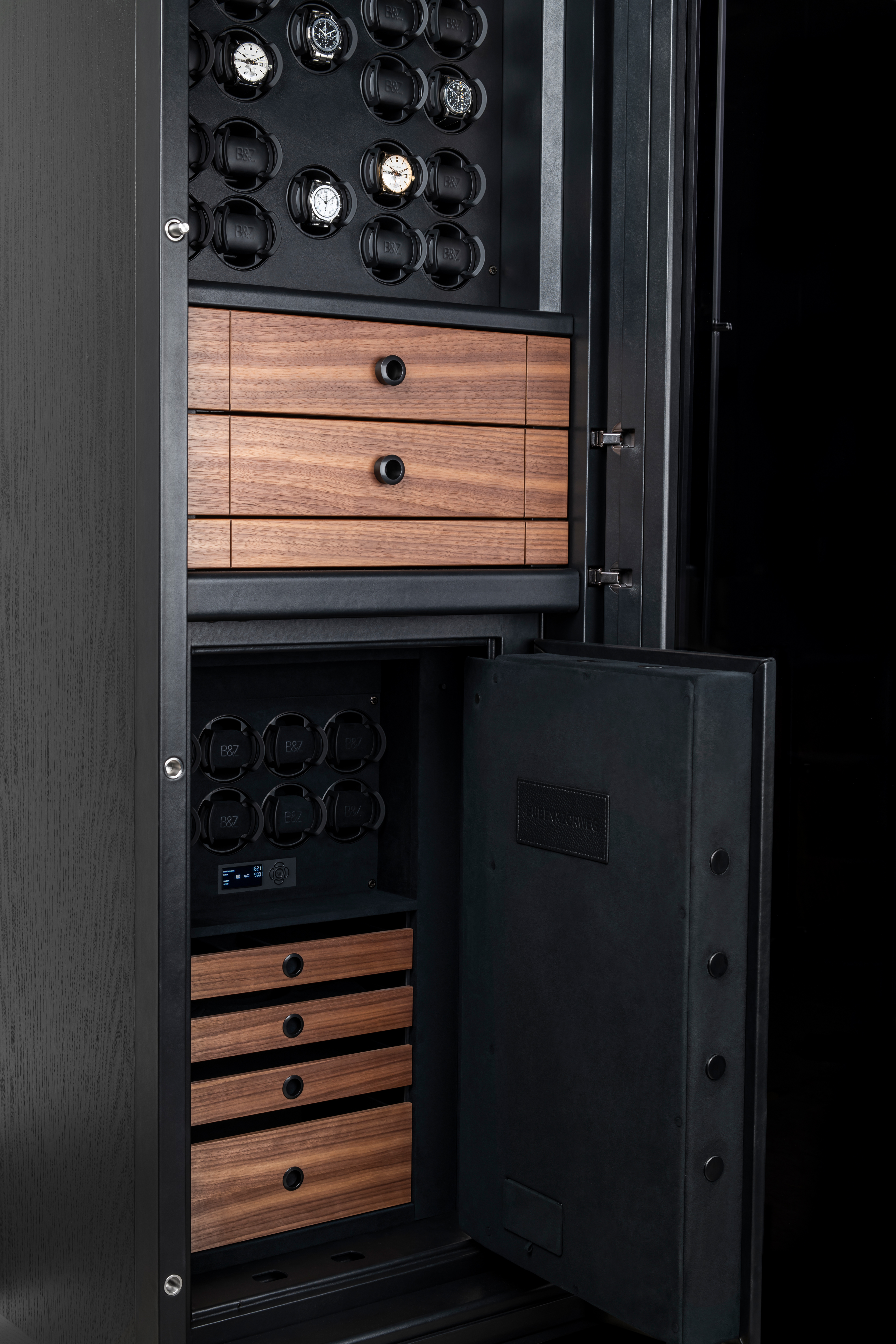 打开 BUBEN&ZORWEG VISION 高安全性保险箱，可看到内部带照明的手表上发条器、木制储物抽屉和绗缝内门板。 — BUBEN&ZORWEG