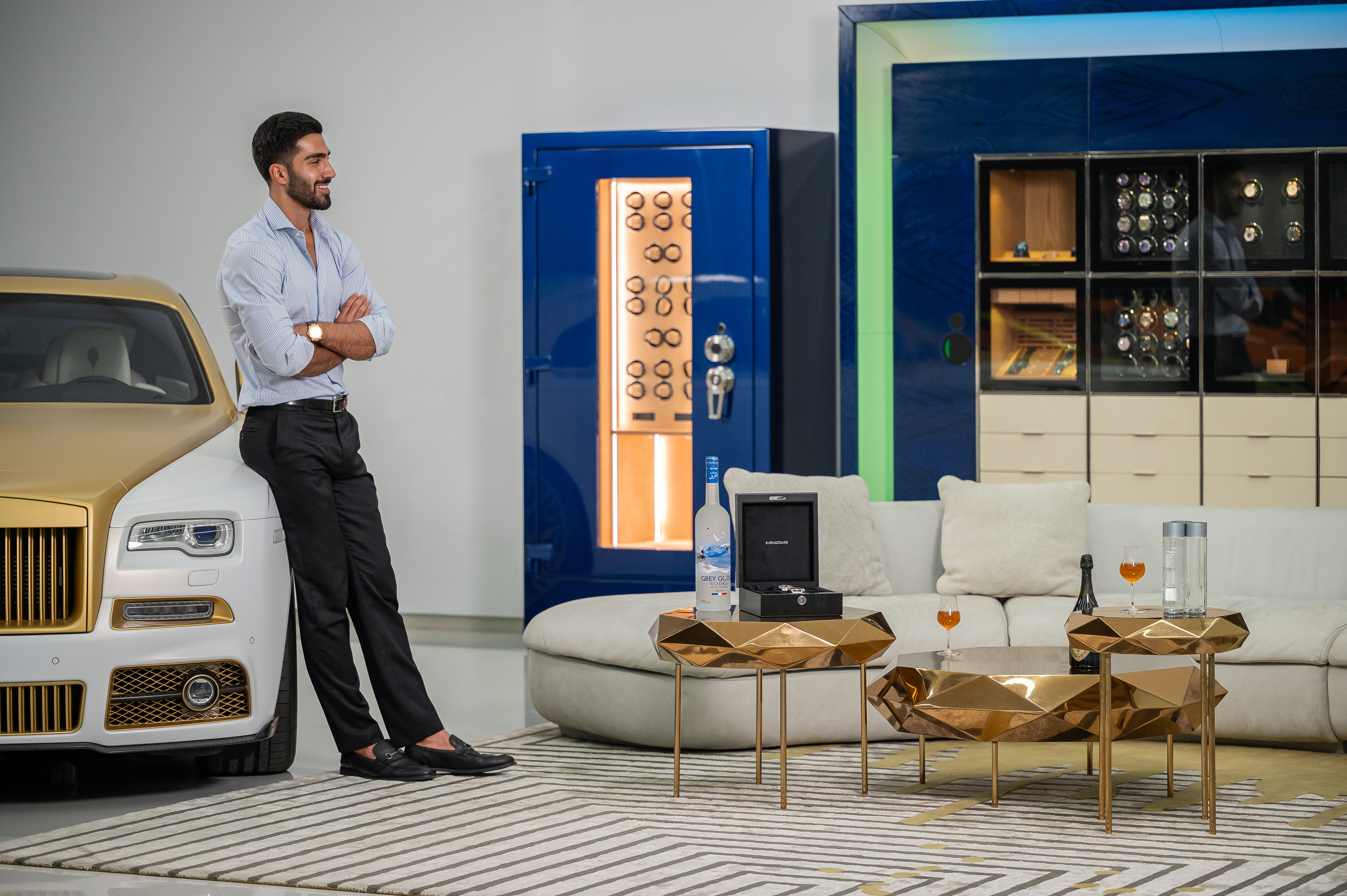 宝藏》--安全而优雅的杰作，一位倚靠在汽车旁的男士惊叹不已。 — BUBEN&ZORWEG