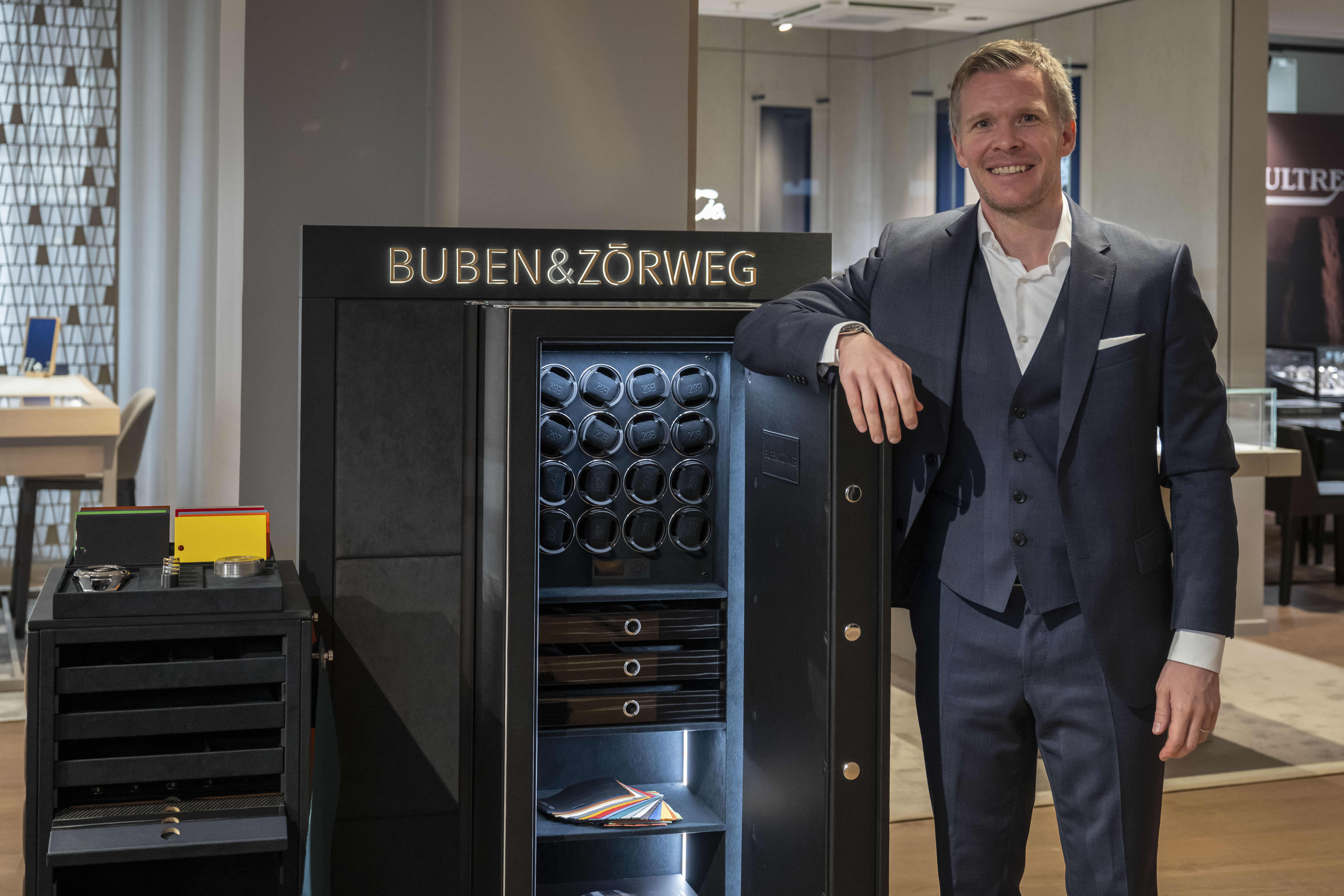 BUBEN&ZORWEG Executive with Open Safe Display — BUBEN&ZORWEG