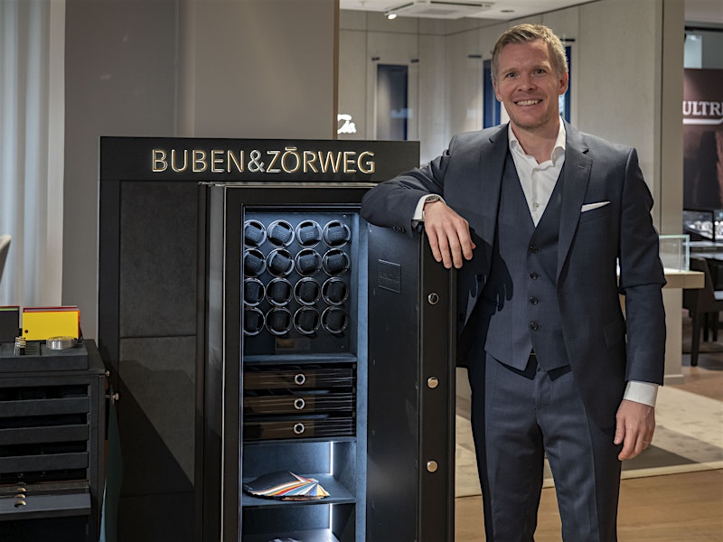 BUBEN&ZORWEG Executive with Open Safe Display — BUBEN&ZORWEG