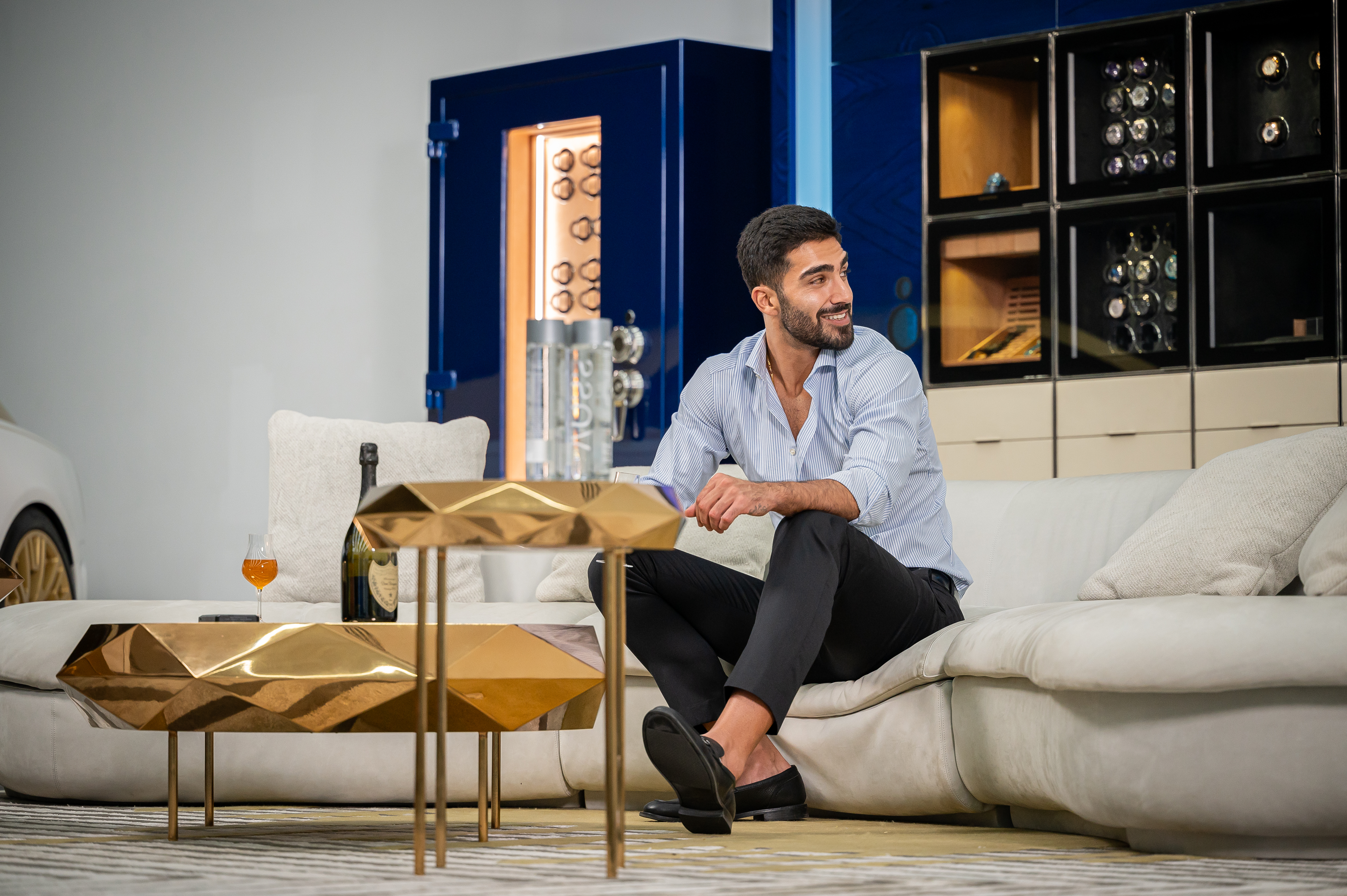 保险箱--一个高度安全的保险箱，一名男子在沙发上侧身观看，但只能看到其中的一部分。 — BUBEN&ZORWEG