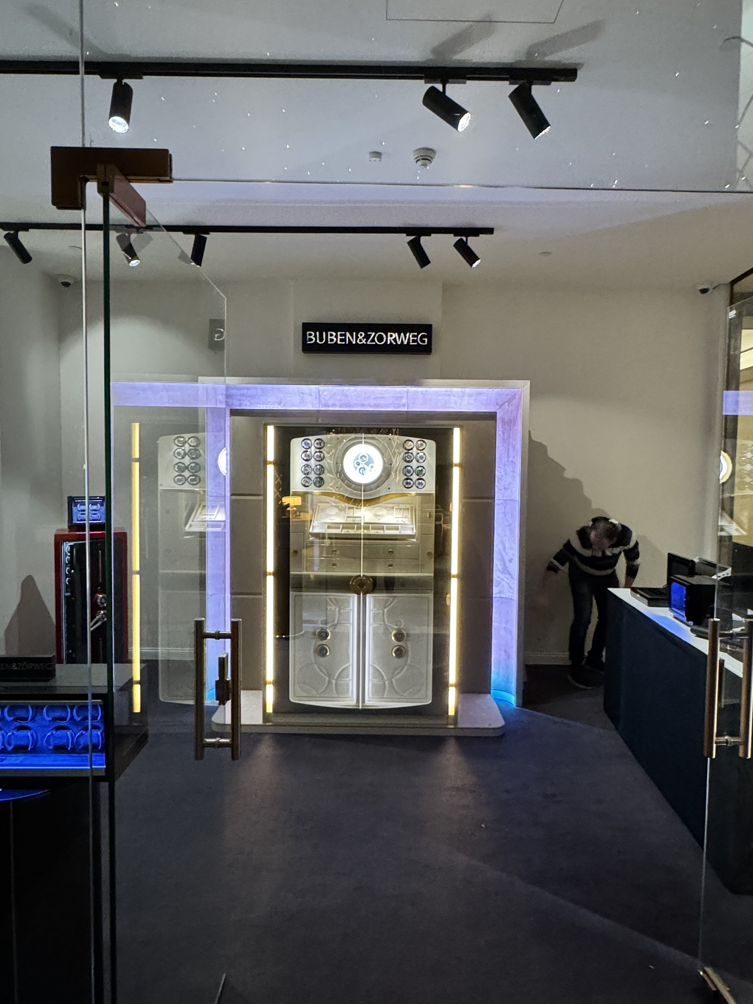 Riyadh Boutique – Main Display — BUBEN&ZORWEG