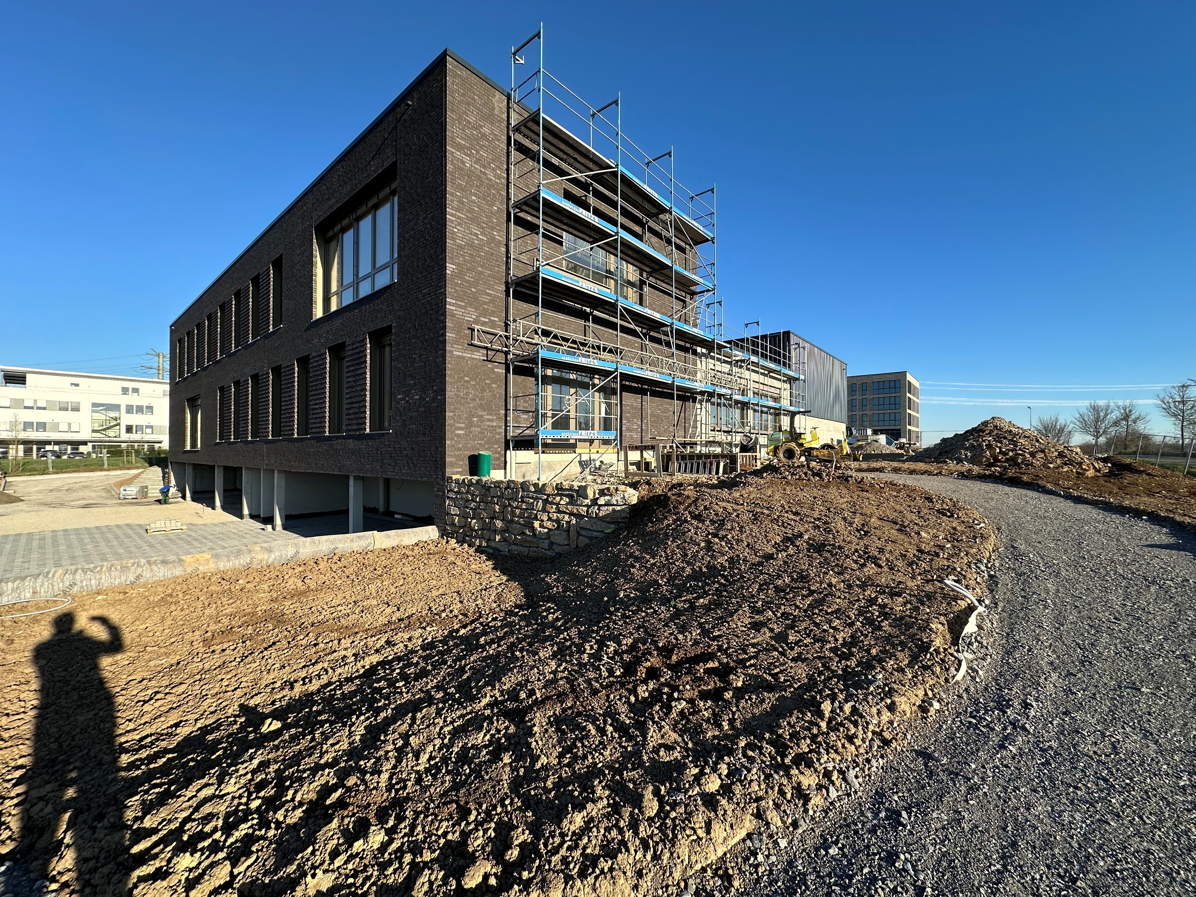 Construction site with building and scaffolding in final phase — BUBEN&ZORWEG