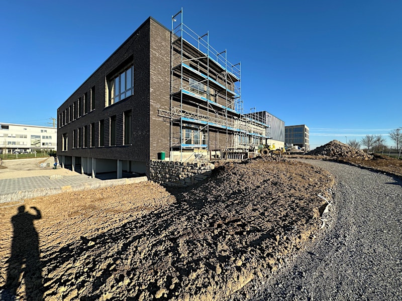 Construction site with building and scaffolding in final phase — BUBEN&ZORWEG