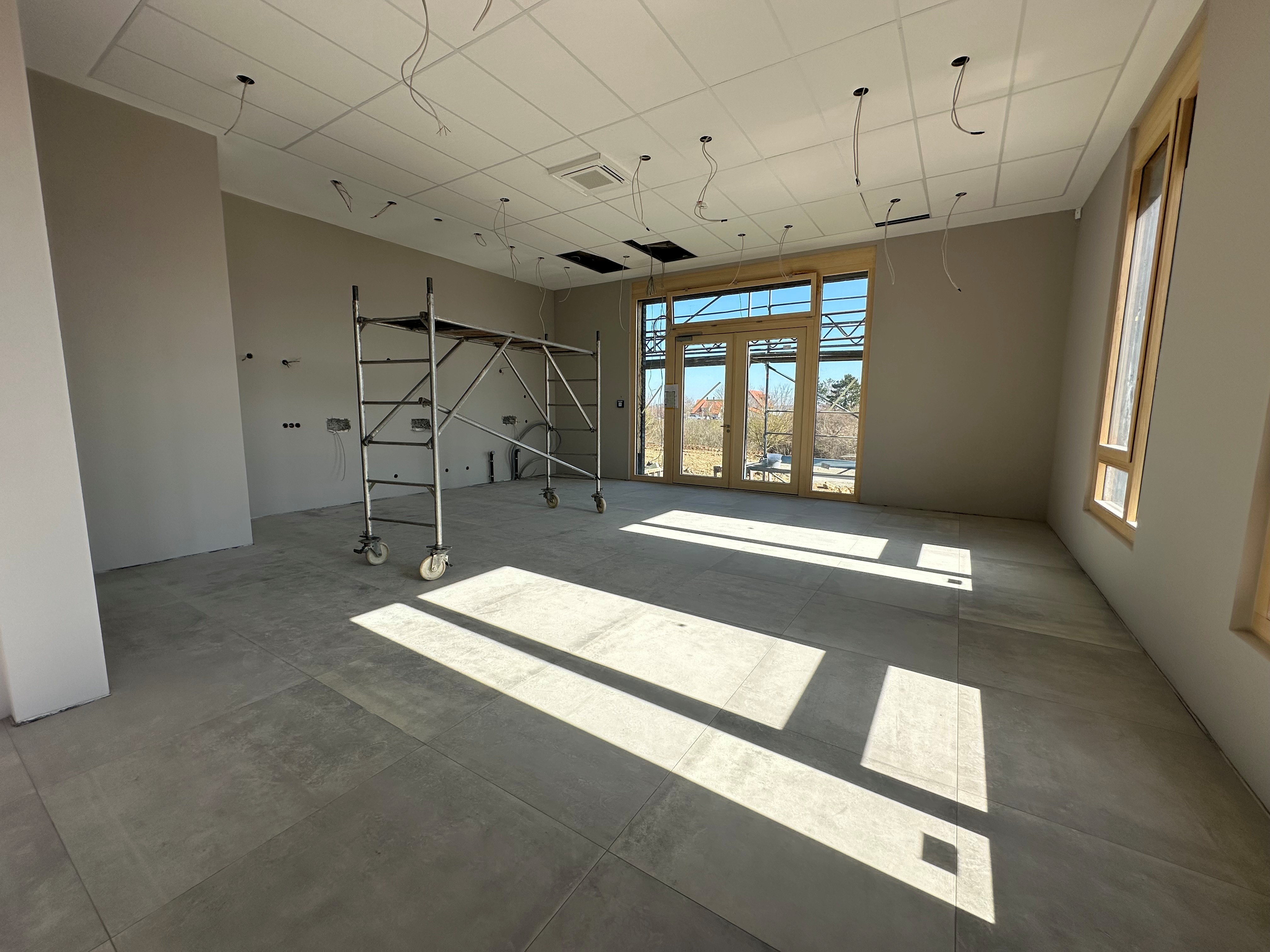 Bright interior space under final installation — BUBEN&ZORWEG