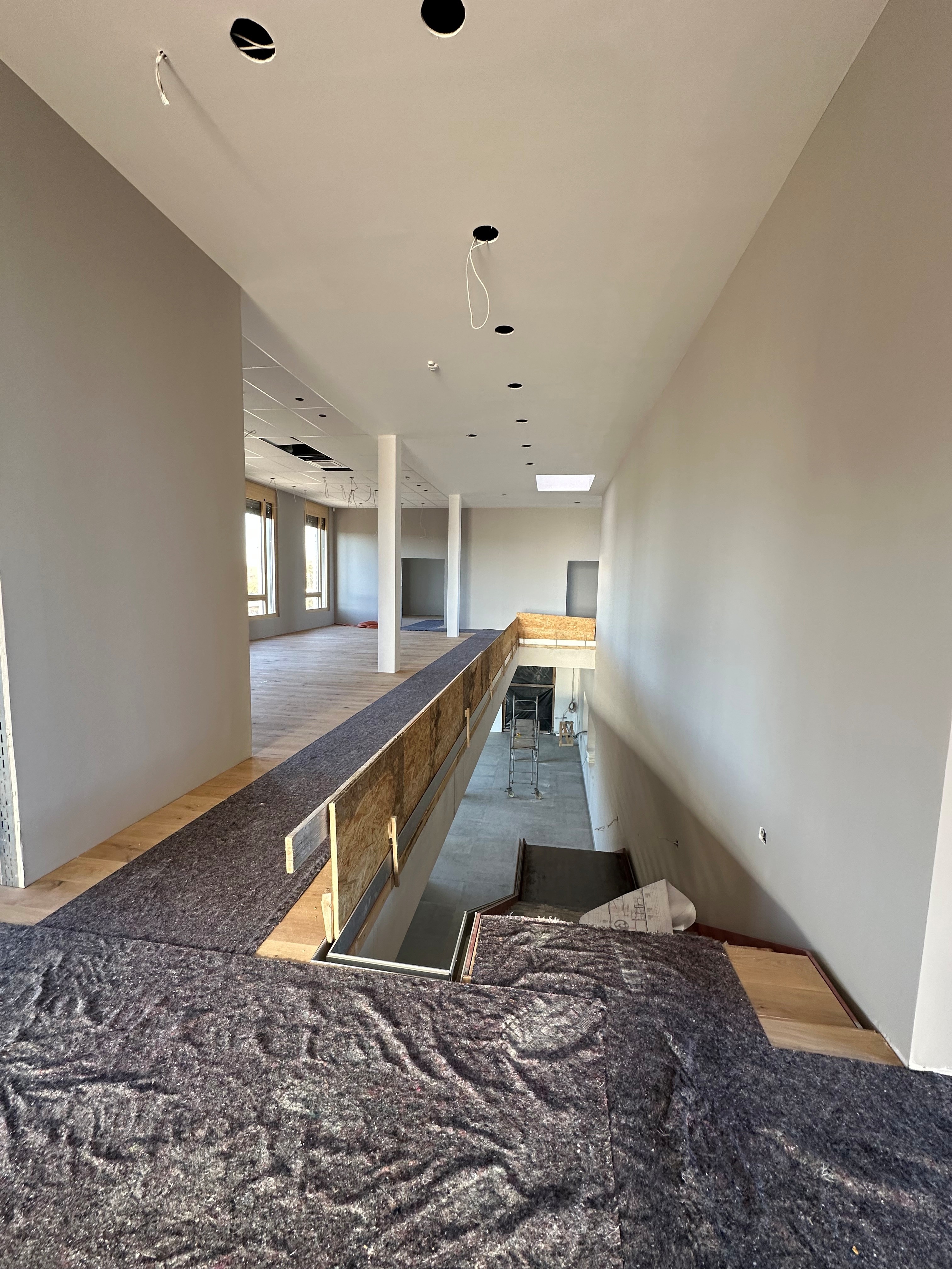 Upper floor walkway with view to the lower level — BUBEN&ZORWEG