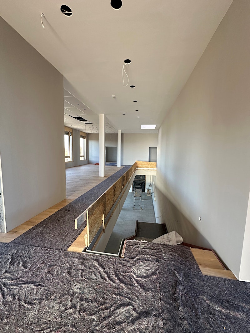 Upper floor walkway with view to the lower level — BUBEN&ZORWEG