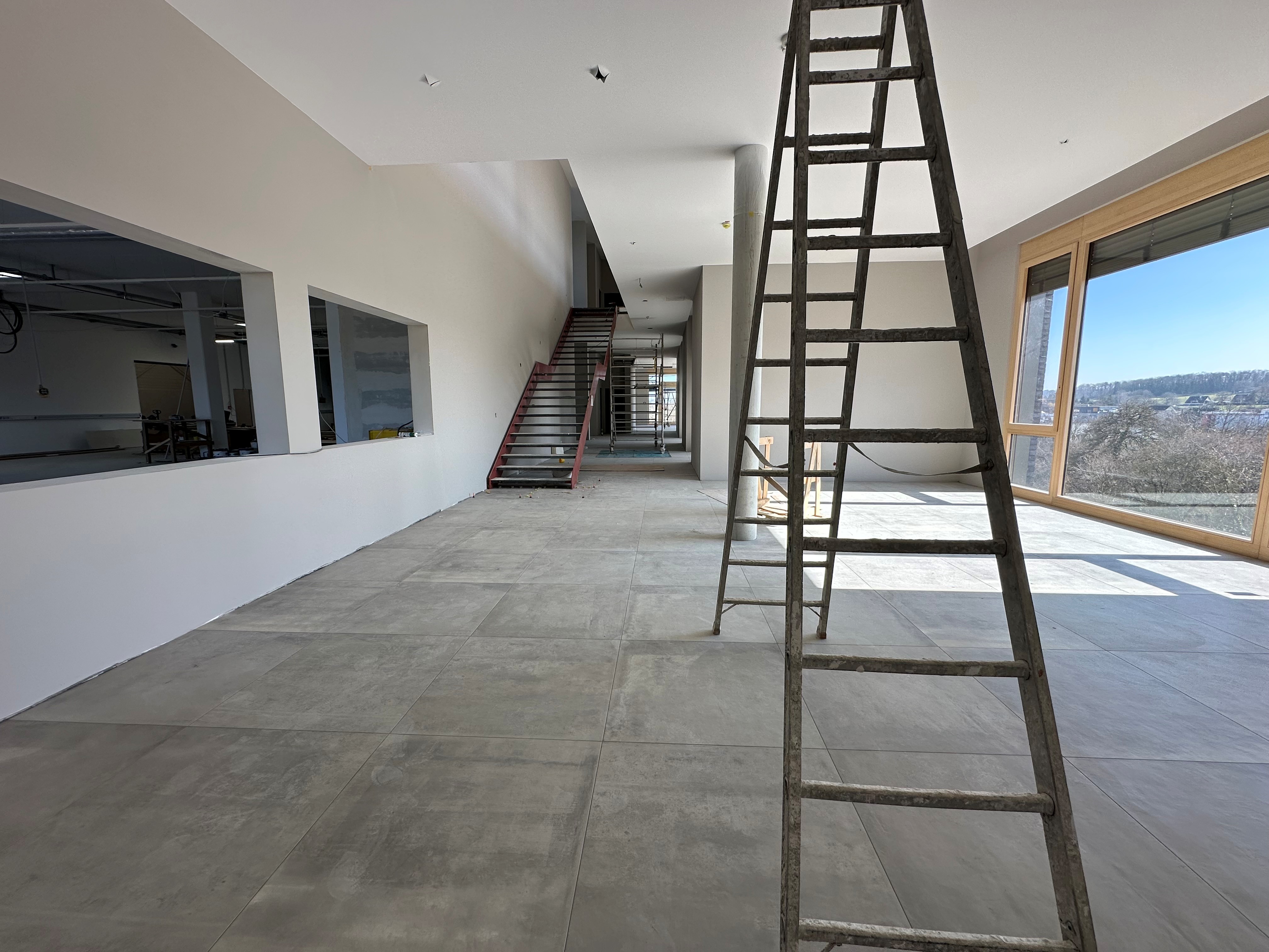 Hallway of the new manufactory with staircase and large windows — BUBEN&ZORWEG