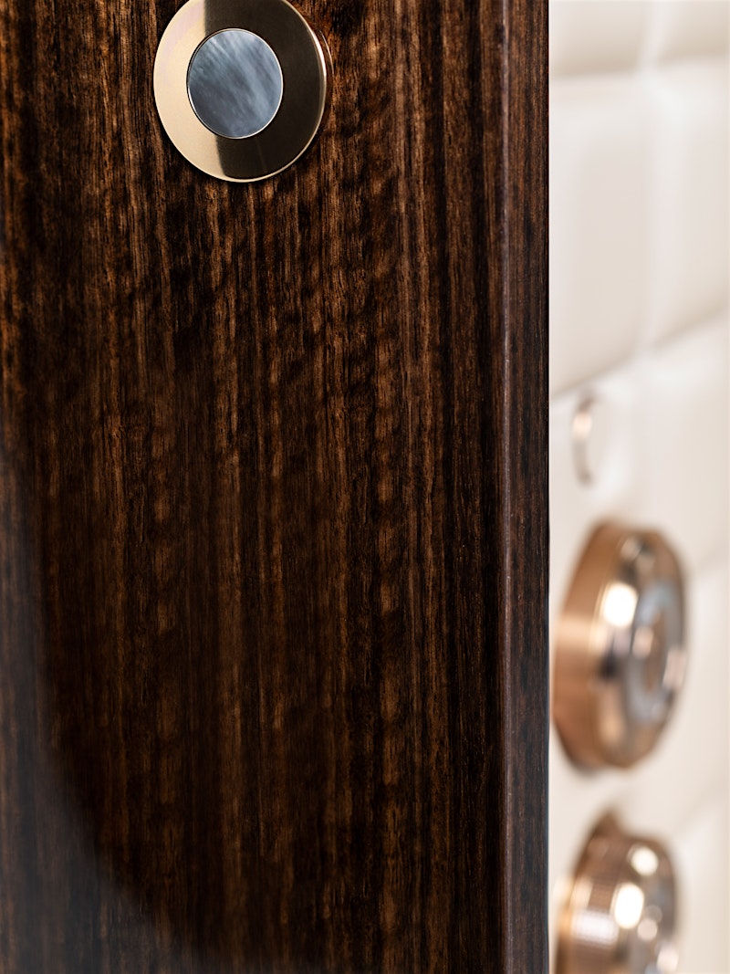 Detailansicht des VISION Safes – Holzoberfläche und Safe-Griff — BUBEN&ZORWEG