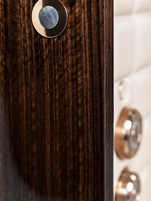 Detailansicht des VISION Safes – Holzoberfläche und Safe-Griff — BUBEN&ZORWEG