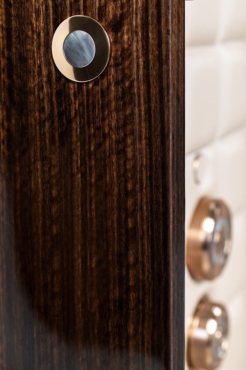 Detailansicht des VISION Safes – Holzoberfläche und Safe-Griff — BUBEN&ZORWEG
