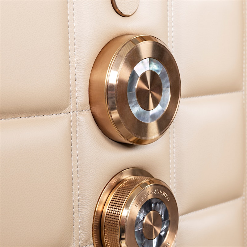 Nahaufnahme der VISION Safetür mit roségoldenen Griffen — BUBEN&ZORWEG